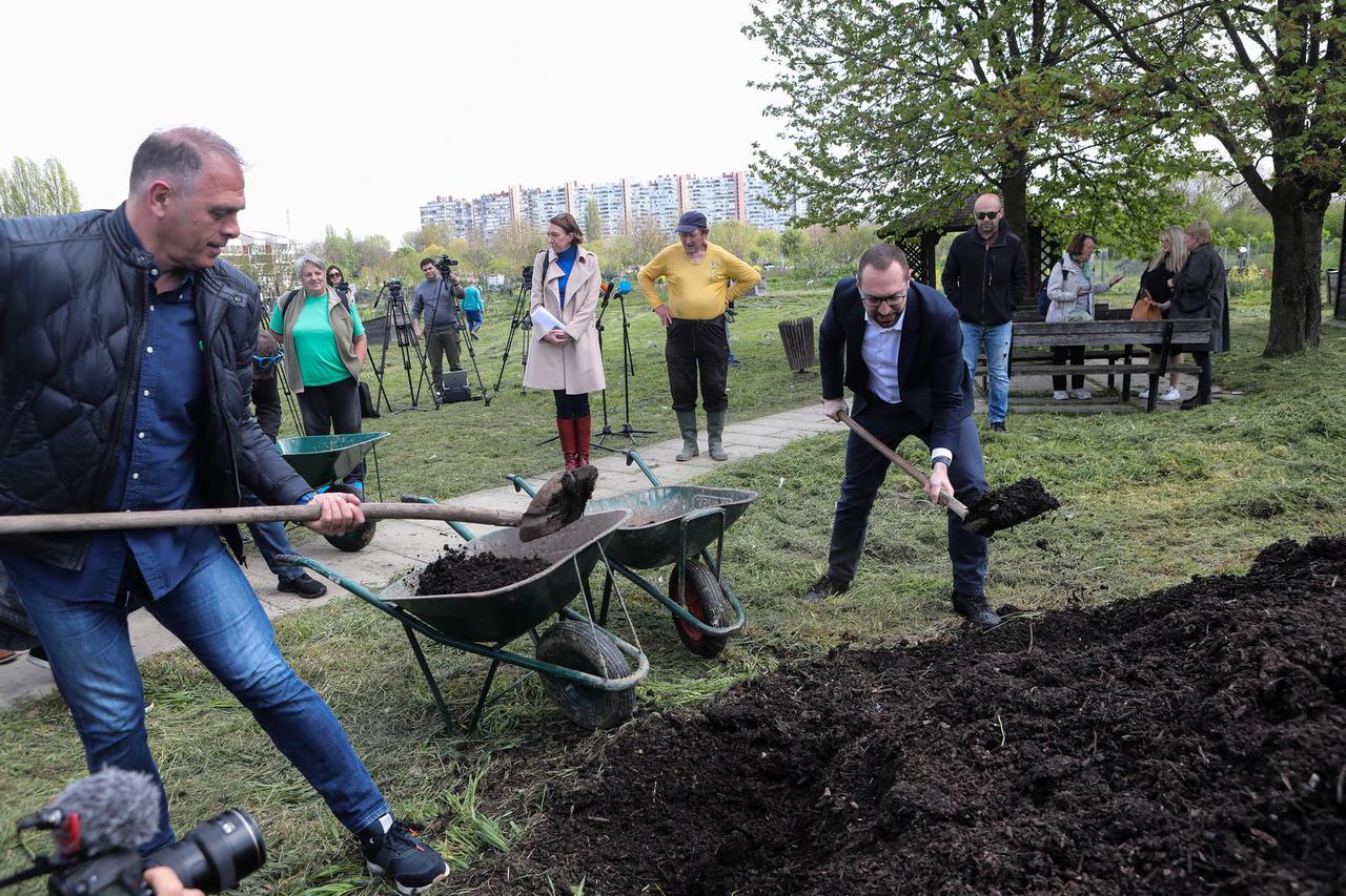 Zagreb: Tomislav Tomašević sudjelovao u podjeli besplatnog komposta korisnicima gradskih vrtova u Sopotu