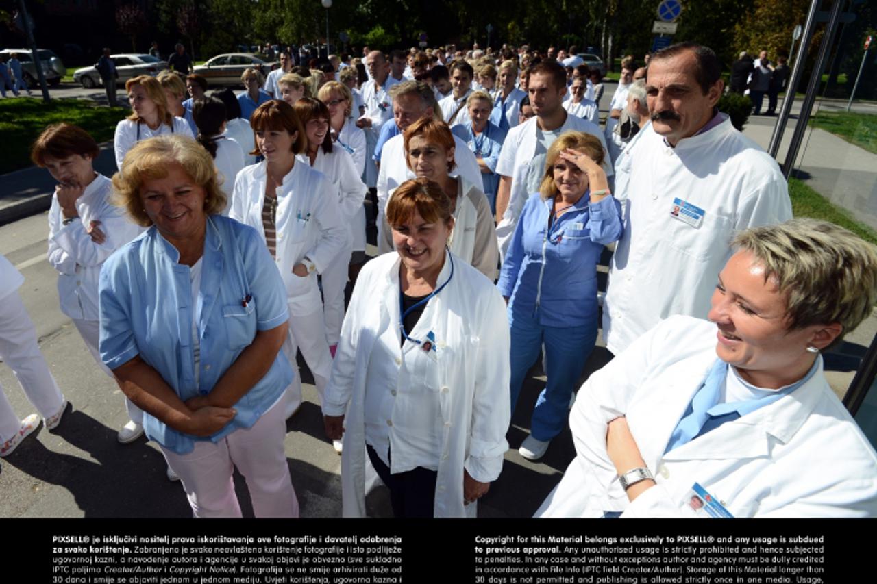 '20.09.2013., Bolnica, Varazdin - 3 dan strajka lijecnika i medicinskog osoblja. 5 do 12 ispred Varazdinske opce bolnice okupili su se lijecnici i medicinsko osoblje. U strajku su gotovo svi zaposleni