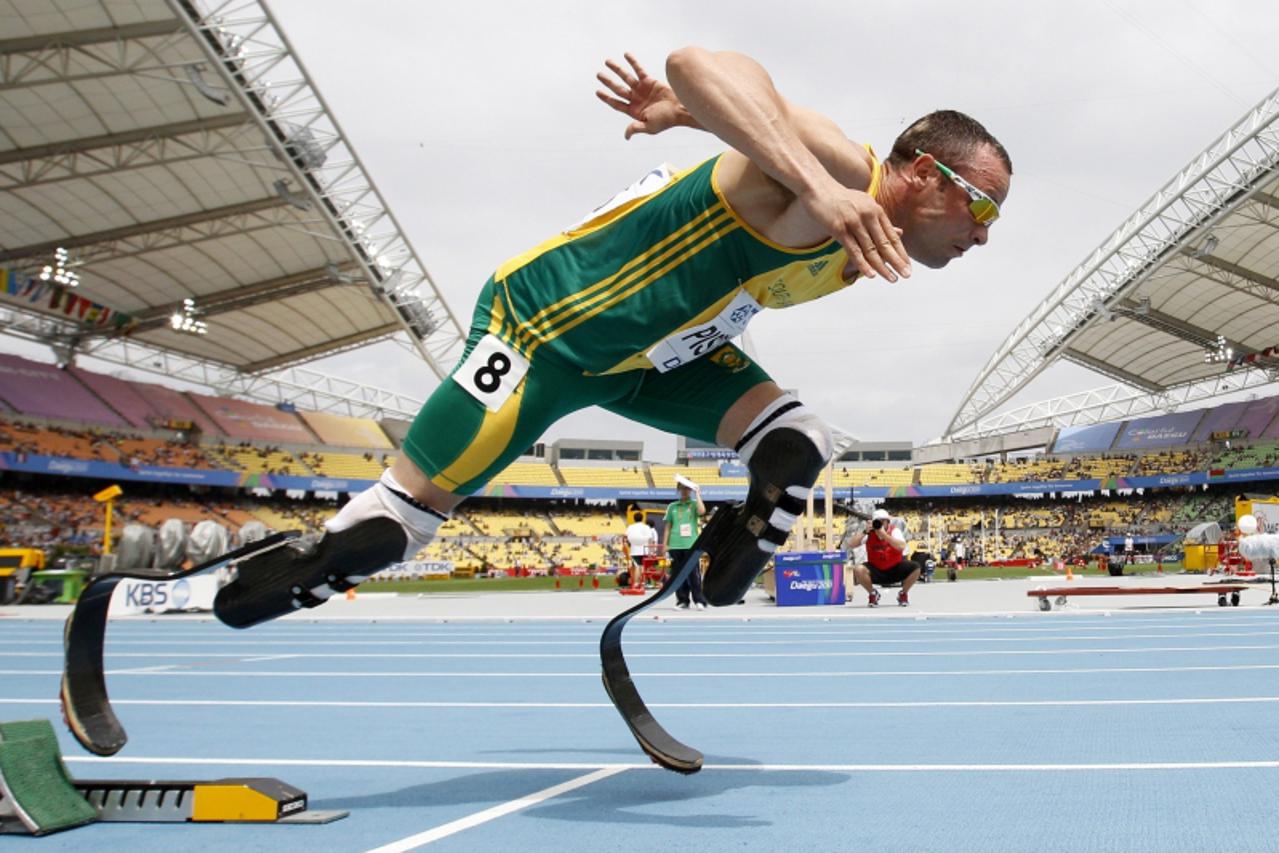 'RNPS IMAGES OF THE YEAR 2011 - Oscar Pistorius of South Africa comes out of the starting blocks during his men\'s 400 metres heat at the IAAF World Championships in Daegu August 28, 2011. REUTERS/Max