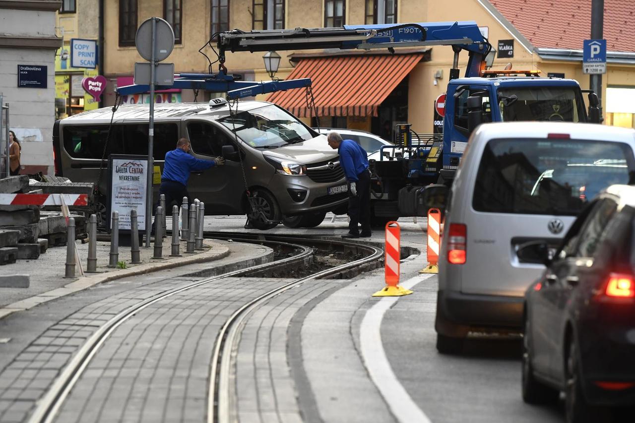 Zagreb: Taxi kombi upao u rupu gdje traju radovi na tramvajskoj pruzi