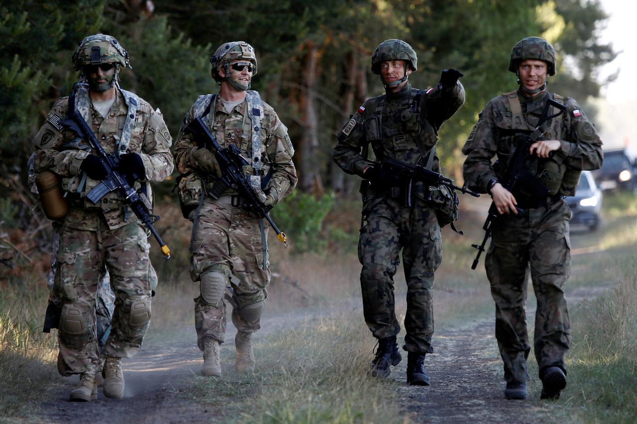 Poland's 6th Airborne Brigade soldiers (R) walk with U.S. 82nd Airborne Division soldiers during the NATO allies' Anakonda 16 exercise near Torun, Poland, June 7, 2016. REUTERS/Kacper Pempel/File Photo