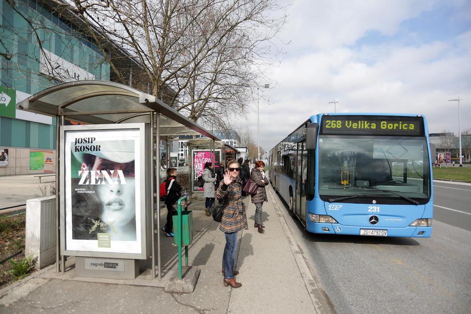Zagreb: Autobusno stajalište ispred trgova?kog centra Avenue mall