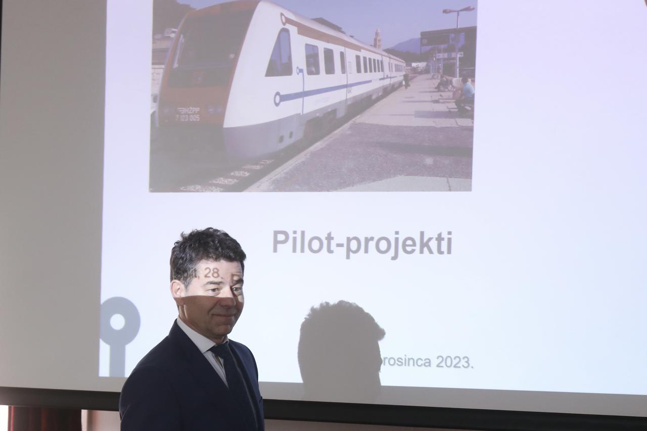 Split: Predstavljen pilot projketa besplatnog prijevoza vlakom za umirovljenike