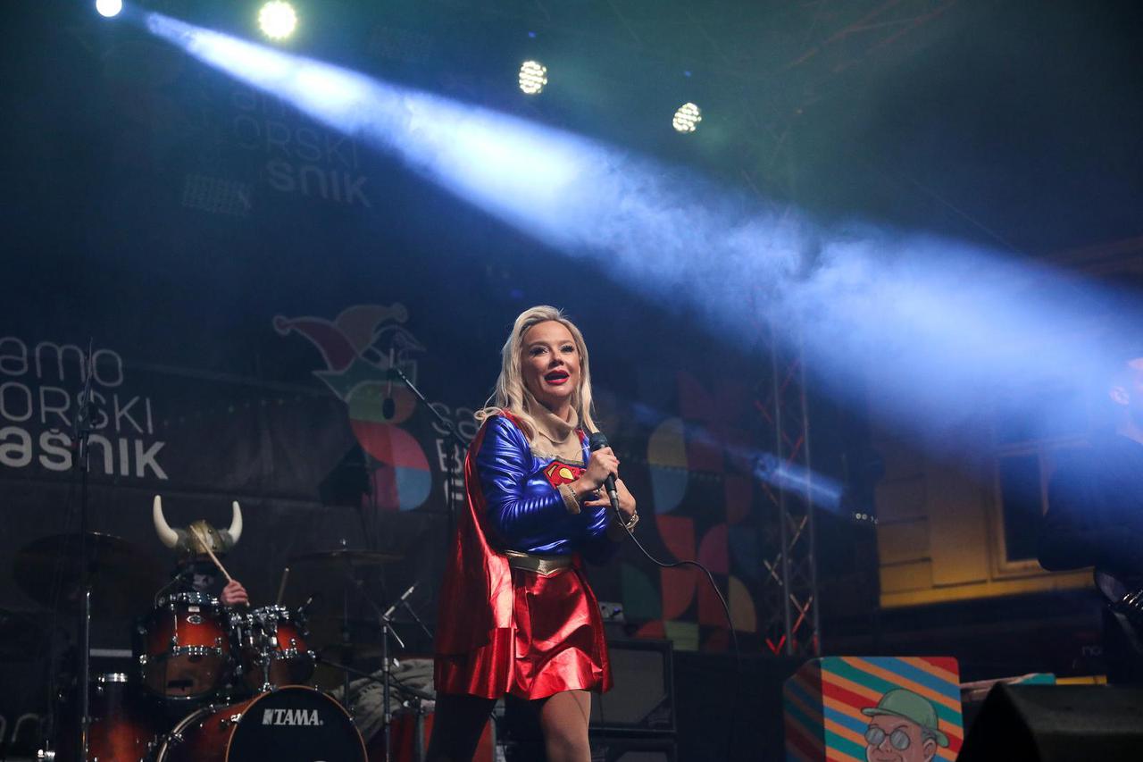 Maja Šuput obučena kao Supergirl nastupala na otvorenju Samoborskog fašnika