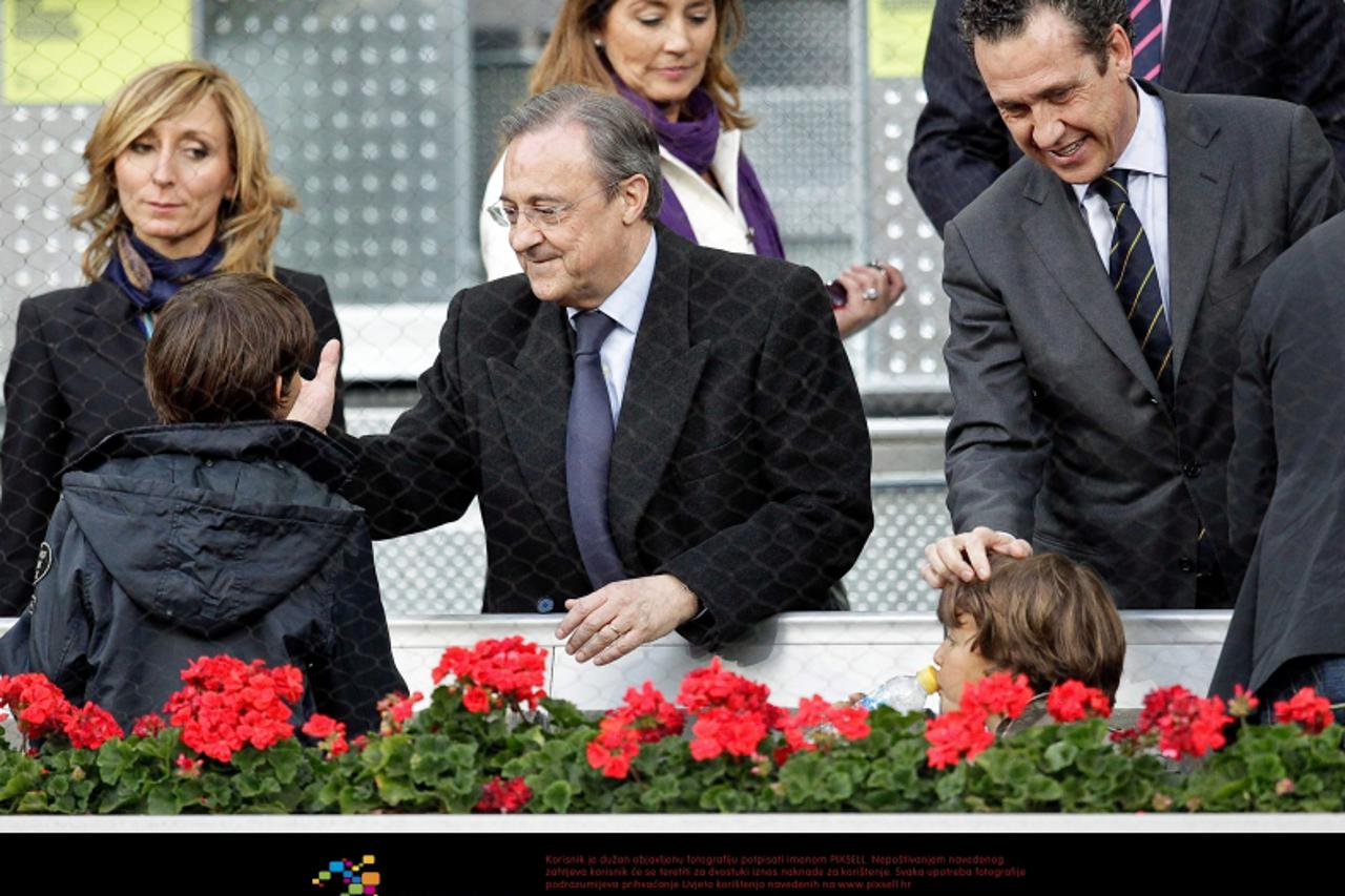 \'Florentino Perez and Jorge Valdano with Raul Gonzalez\'s childs during Tennis Madrid Open match, May 14,2010..Foto © nph/Cesar Cebolla) *** Local Caption *** Fotos sind ohne vorherigen schriftliche 