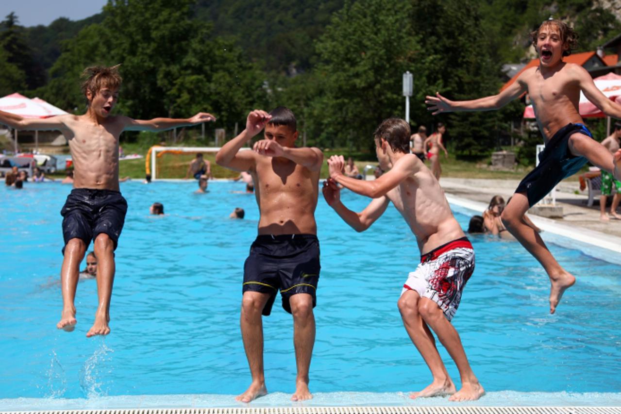 '13.07.2010.Samobor, Hrvatska -  Bazeni Vugrinscak,akcija odmoroko za djecu koja se mogu besplatno kupati na bazenu..Photo: Marko Prpic/PIXSELL'