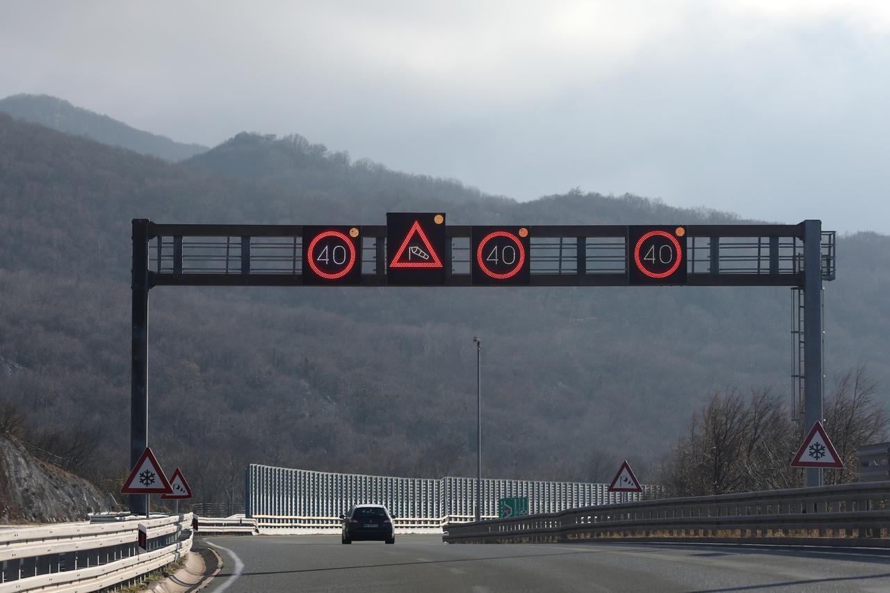 Rijeka: Olujni vjetar otežava promet na autocesti
