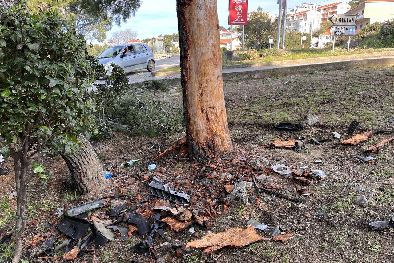 Tragedija kod Trogira: Automobilom se zabili u stablo, dvoje ljudi poginulo
