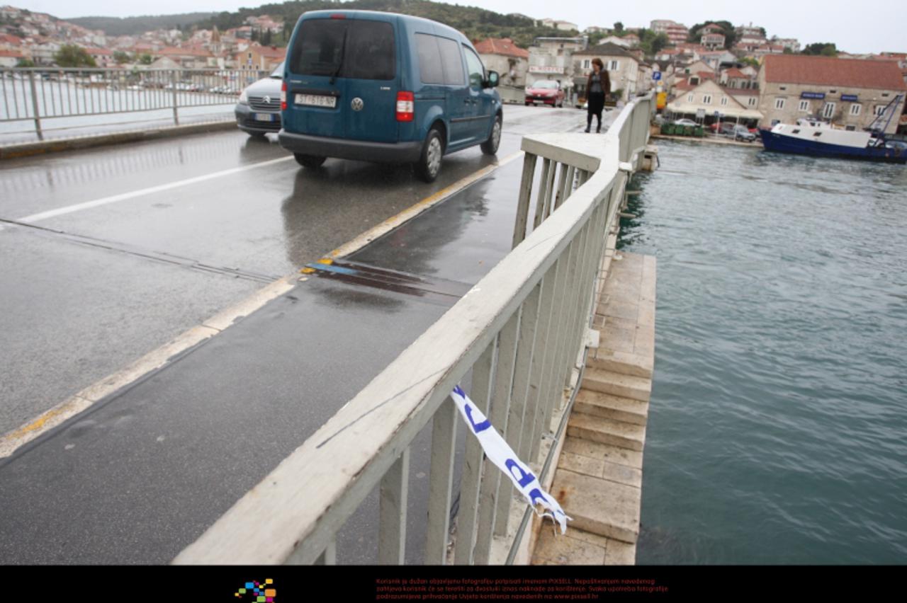 '14.04.2012.,Trogir - Stravicna nesreca, u kojoj je pjesak smrtno stradao, dogodila se u noci sa petka na subotu na ciovskom mostu u Trogiru.Vozacica je oko dva sata i 30 minuta, automobilom pregazila