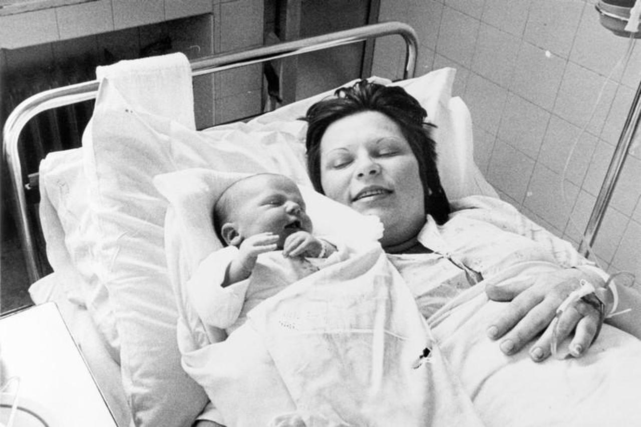 Dragica Veriga s tek rođenim Robertom, prvom bebom koja je rođena uz pomoć in vitro fertilizacije u tadašnjoj Jugoslaviji, zahvaljujući uspjehu zagrebačkih liječnika