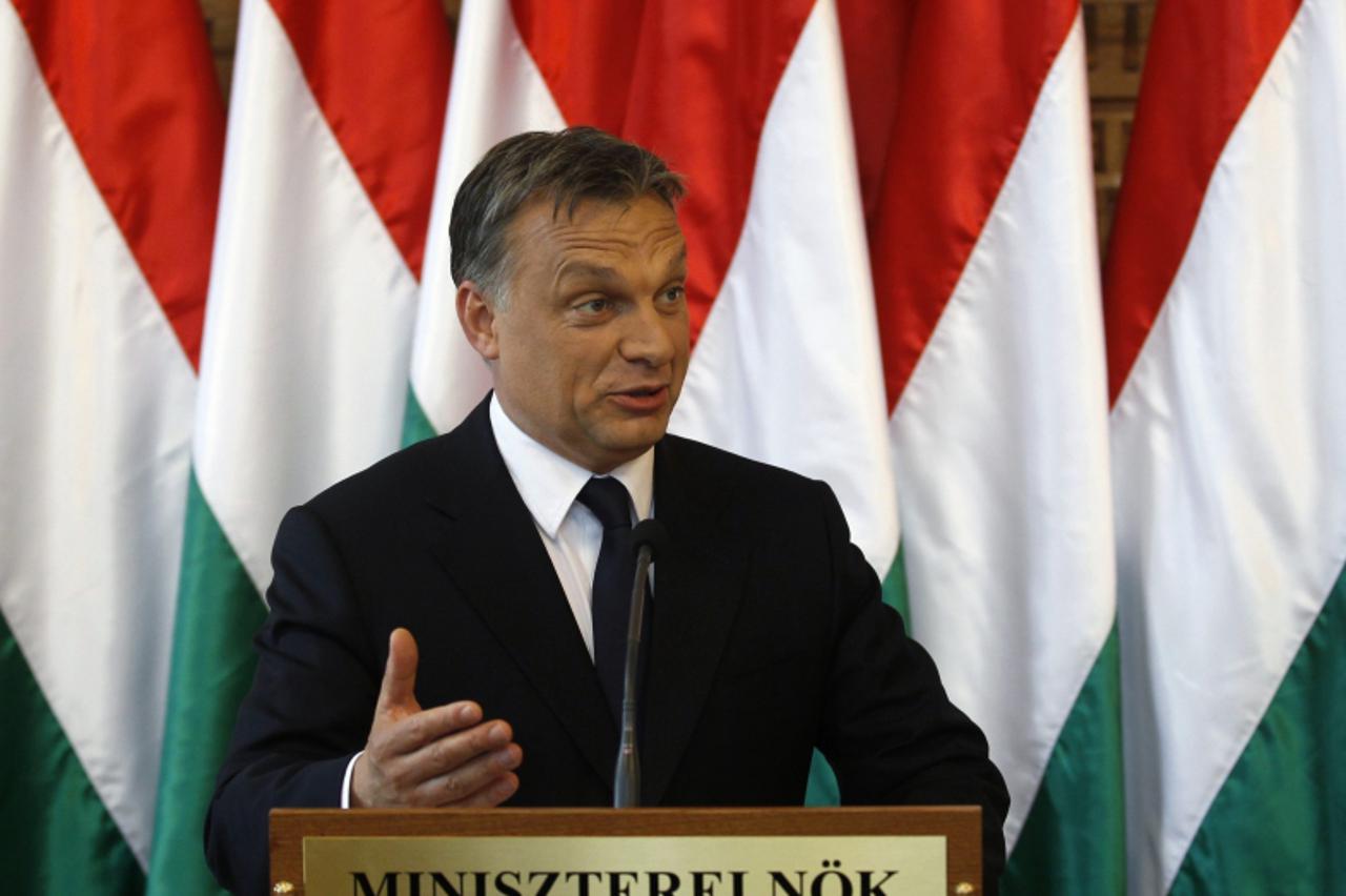 \'REFILE - ADDING CAPTION INFORMATION  Hungary\'s Prime Minister Viktor Orban gestures as he make a press statement in Budapest May 24, 2011. Hungary has bought back a 21.2 percent stake in oil and ga