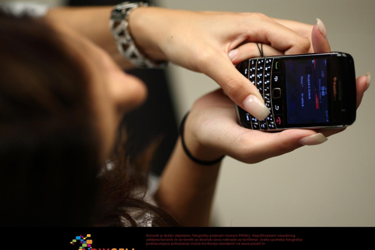 '12.10.2011., Zagreb - Zbog problema sa serverima smjestenim u Kanadi korisnici koji koriste Blackberry uredjaje tvrtke RIM ne mogu slati e-mailove, pregledavati web stranice niti komunicirati putem i