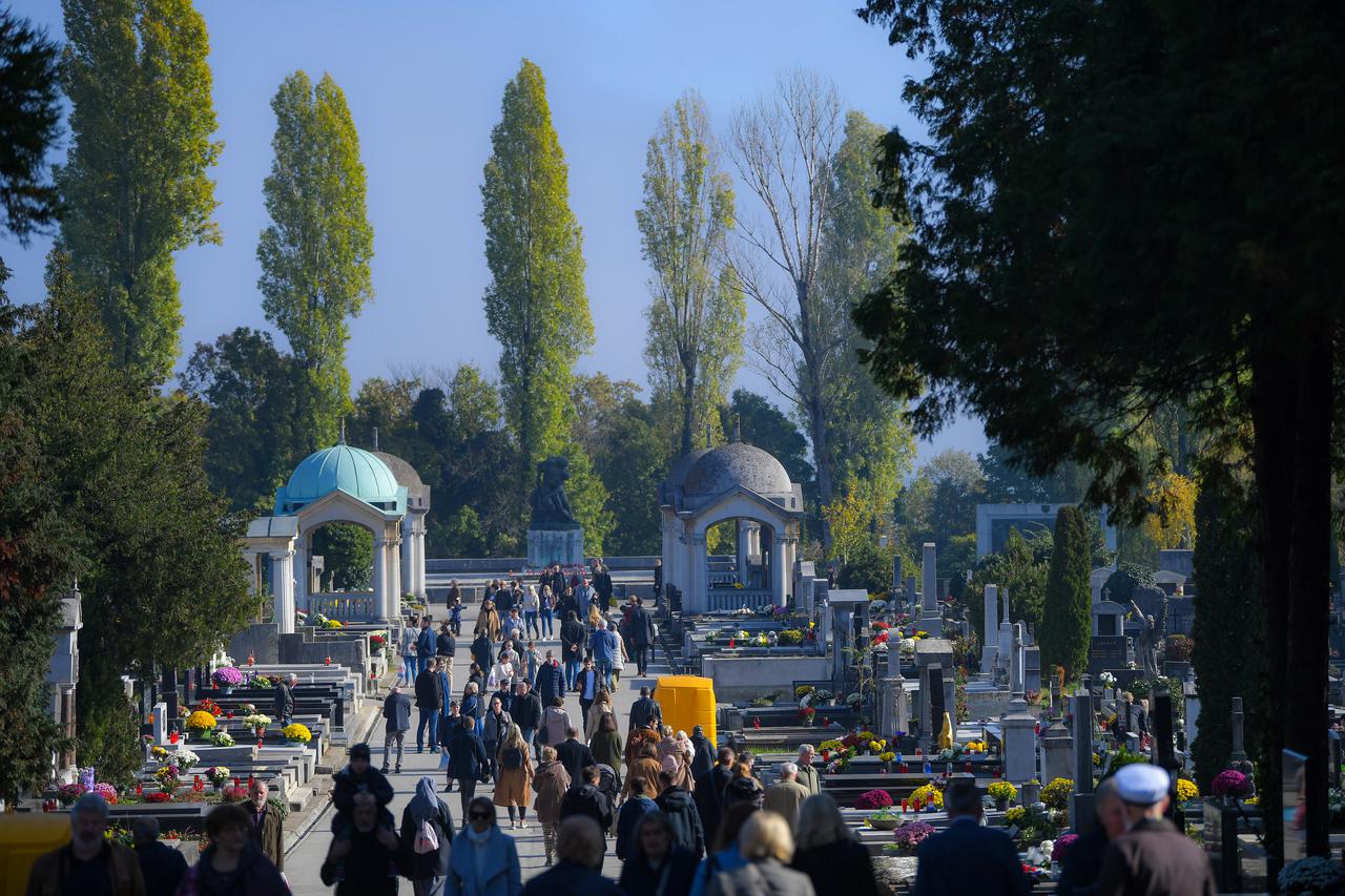 Zagreb: Građani obilaze grobove na groblju Mirogoj za blagdan Svih svetih