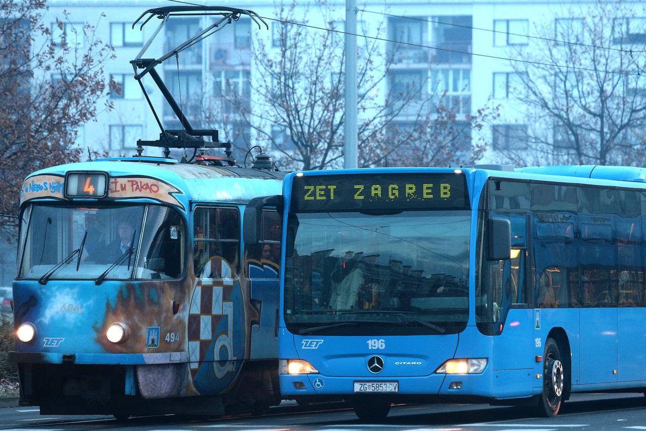 06.12.2013., Zagreb - Zbog pada napona jutros je doslo do zastoja tramvaja u Dubravi. Do uspostave prometa vozili su autobusi. Photo: Patrik Macek/PIXSELL