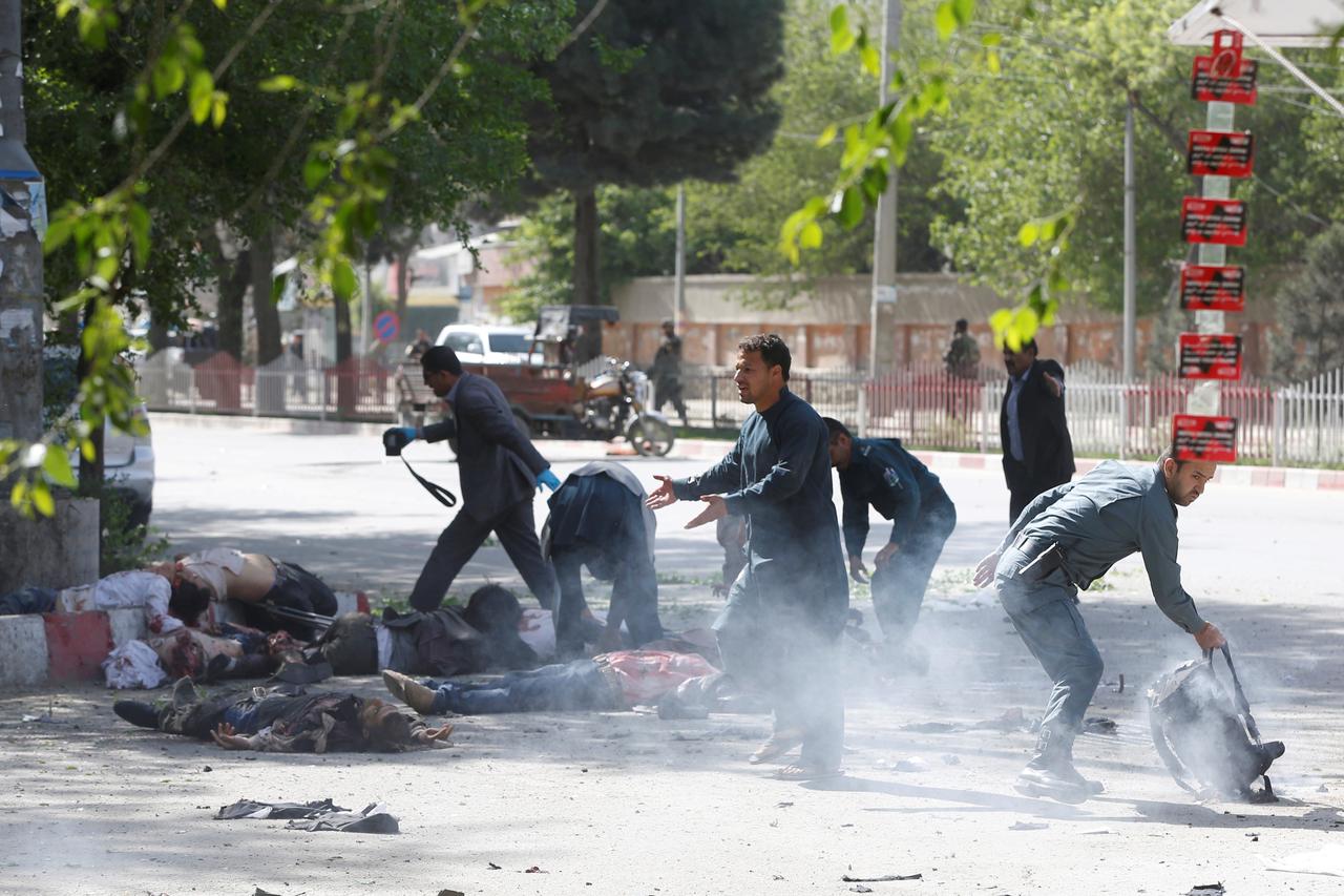 Dvojica bombaša samoubojica raznijela su se kod sjedišta afganistanske obavještajne službe pri čemu je poginulo ili ranjeno ukupno 50 ljudi, prenosi agencija.