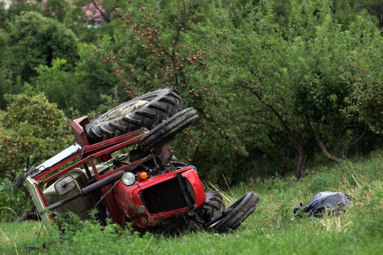 traktor,prevrnuo se traktor (1)