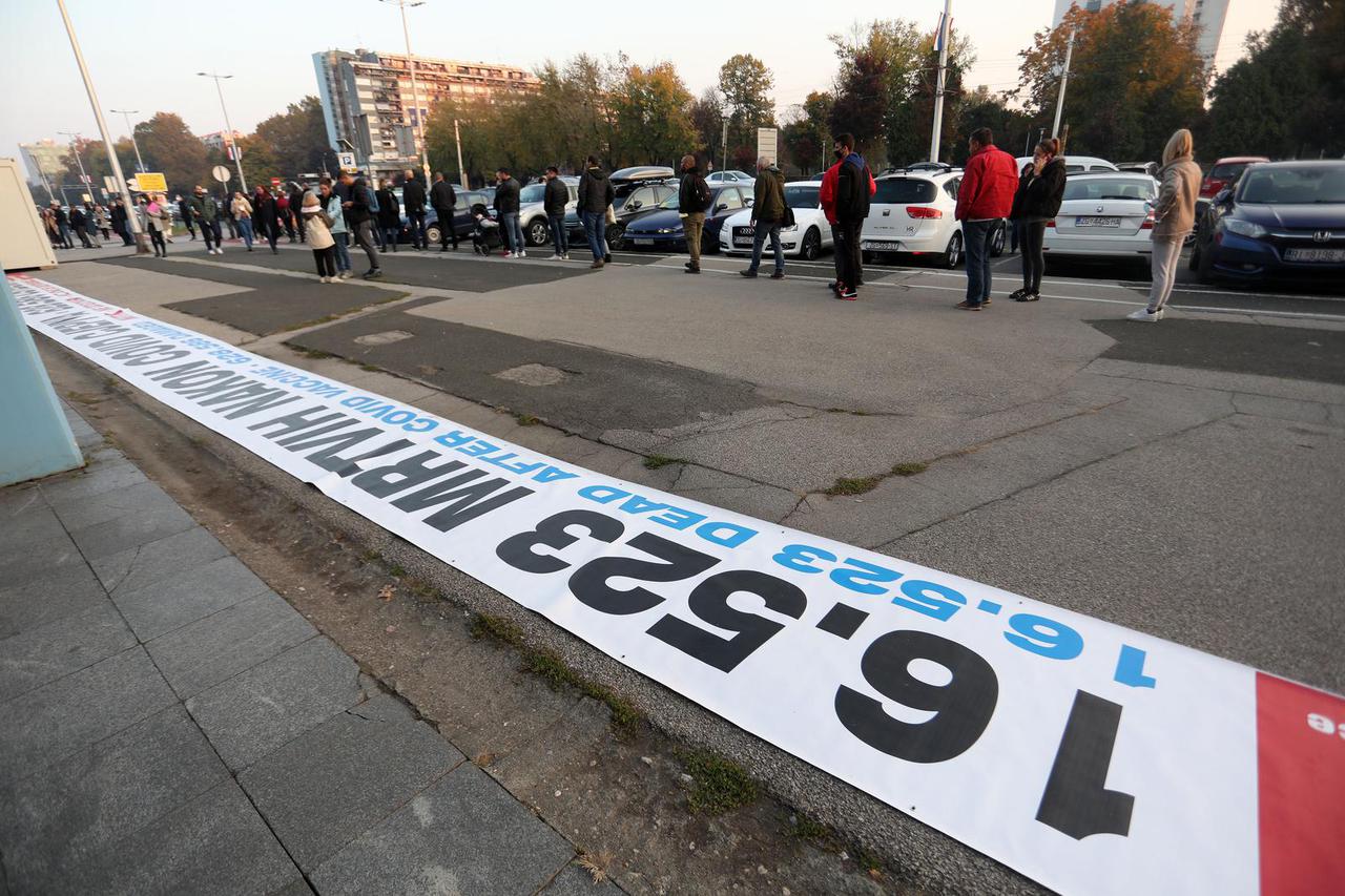 Zagreb: Prosvjednici protiv cijepljenja izvjesili transparent ispred glavnog ulaza Velesajma