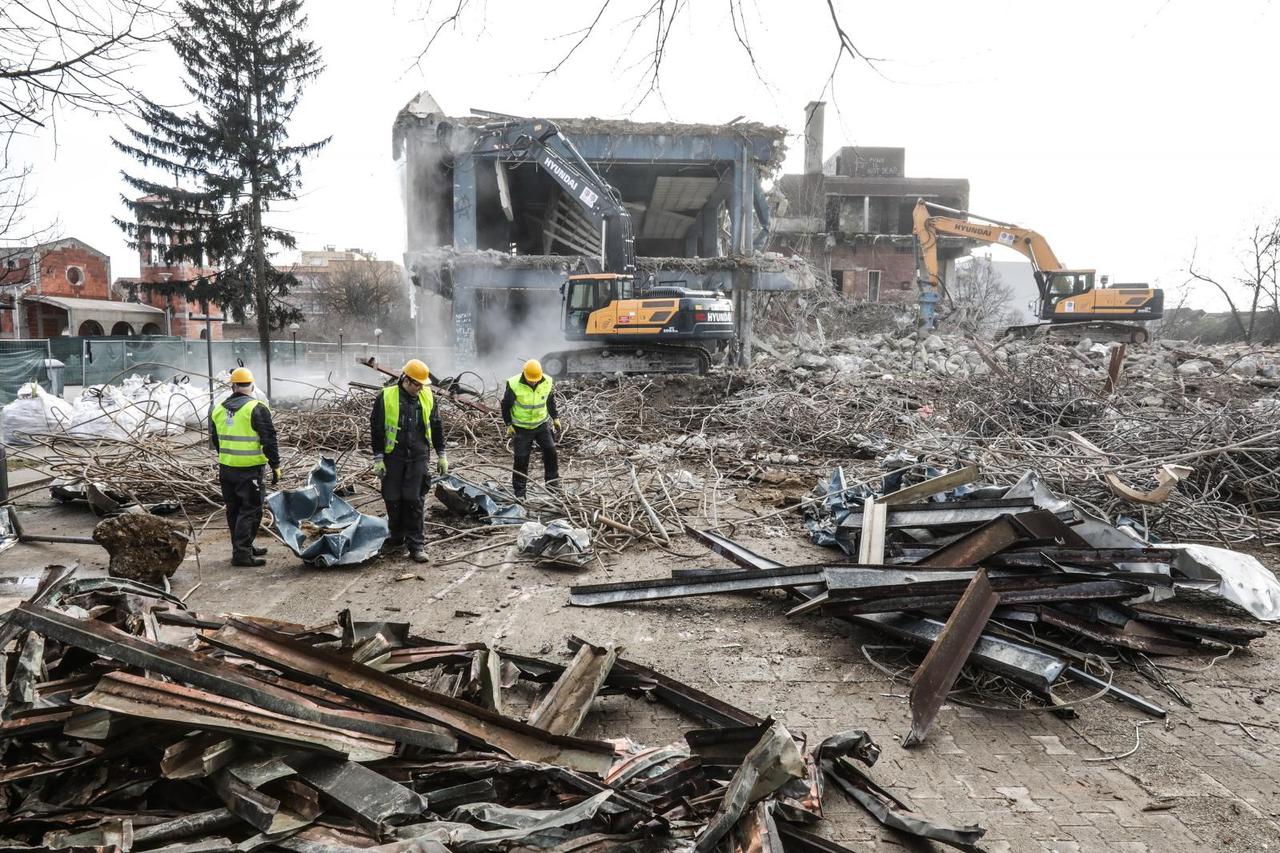 Radnici strojevima srušili veći dio zgrade trgovačkog centar Petrinjka