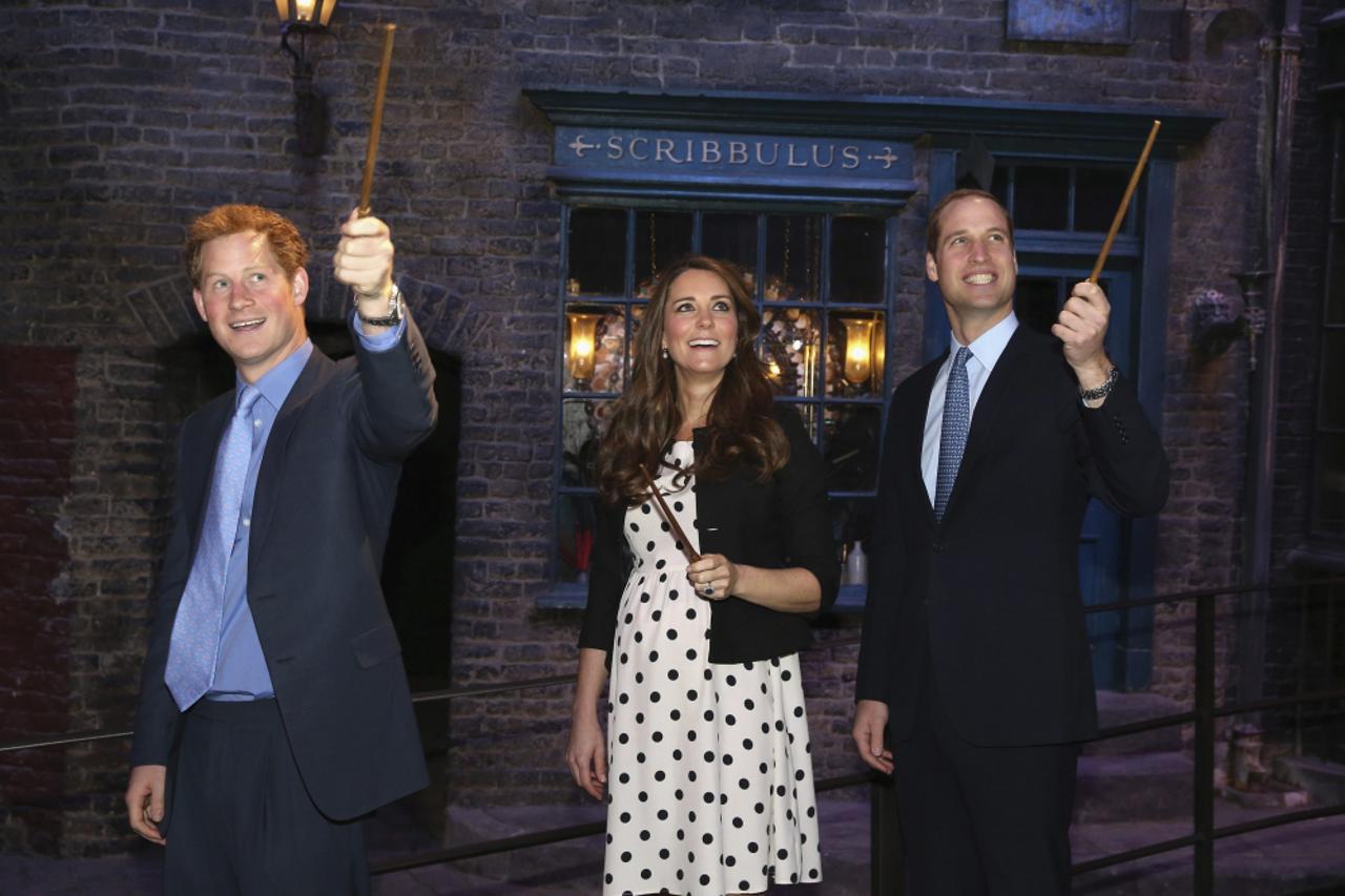 Kate Middleton i prinčevi Wiliam i Harry u Warner Brossu (1)