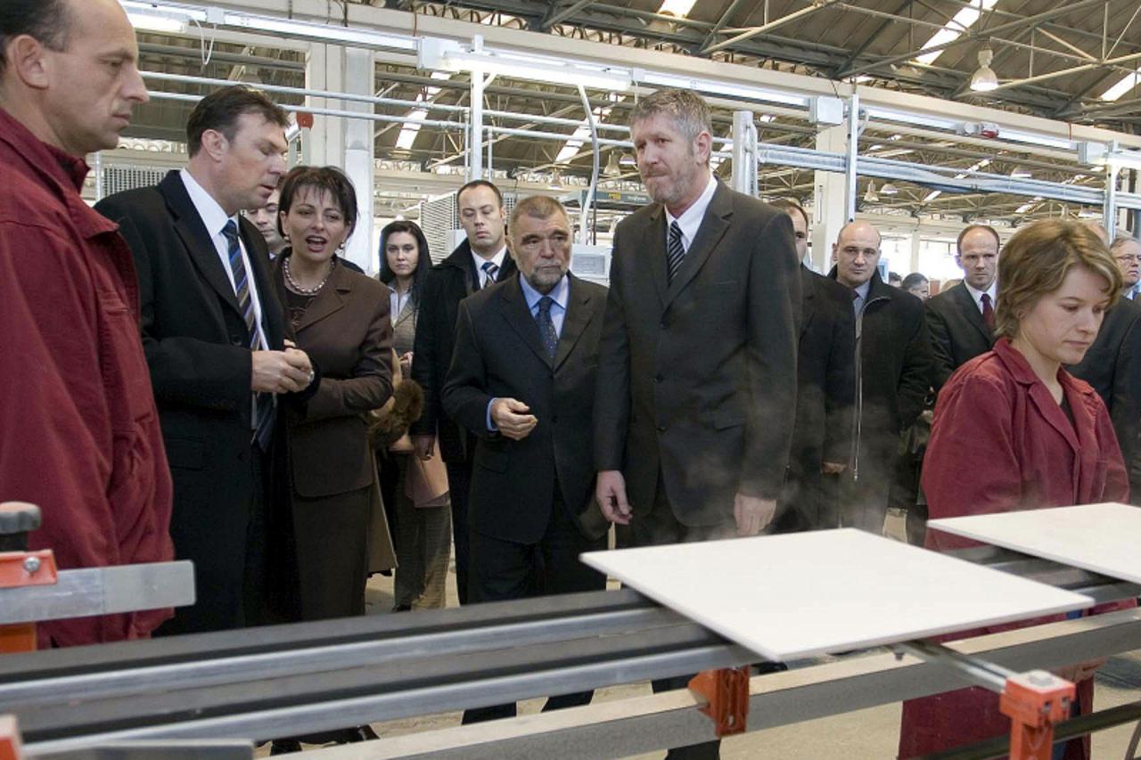 '27.01.2011., Rujevac - Uz veliku pompu i obecanja 28.studenog 2005.godine predsjednik Mesic u otvorio  je pogon za izradu podnih plocica KIO Keramike Orahovica.(ARHIVA)'