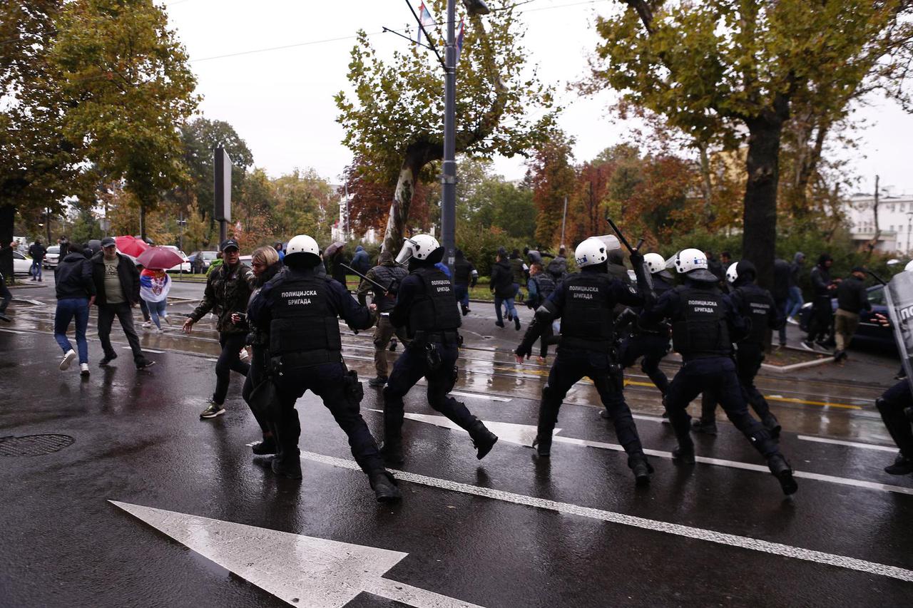 Deseci uhićenih u Beogradu: Huligani se sukobili s policijom, čuli su se i topovski udari