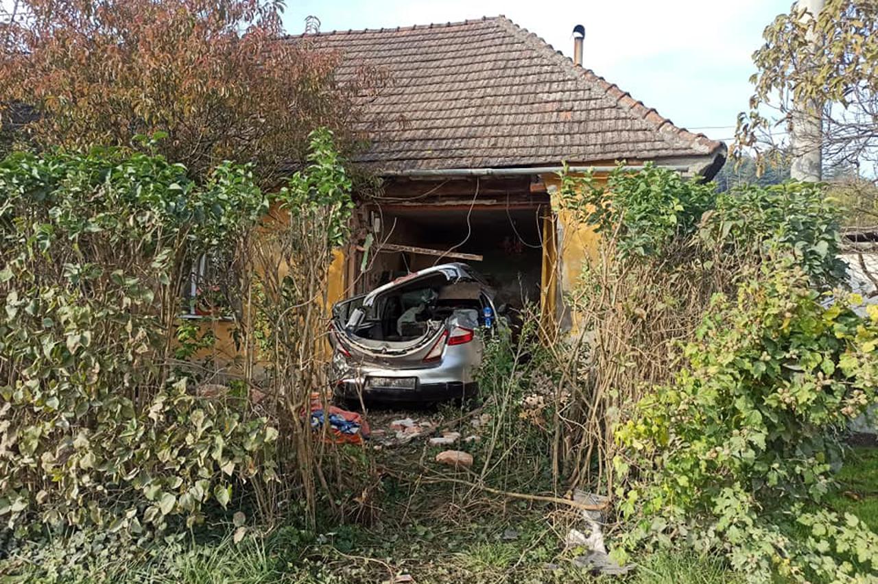 Autom uletjela u kuću u Vinici