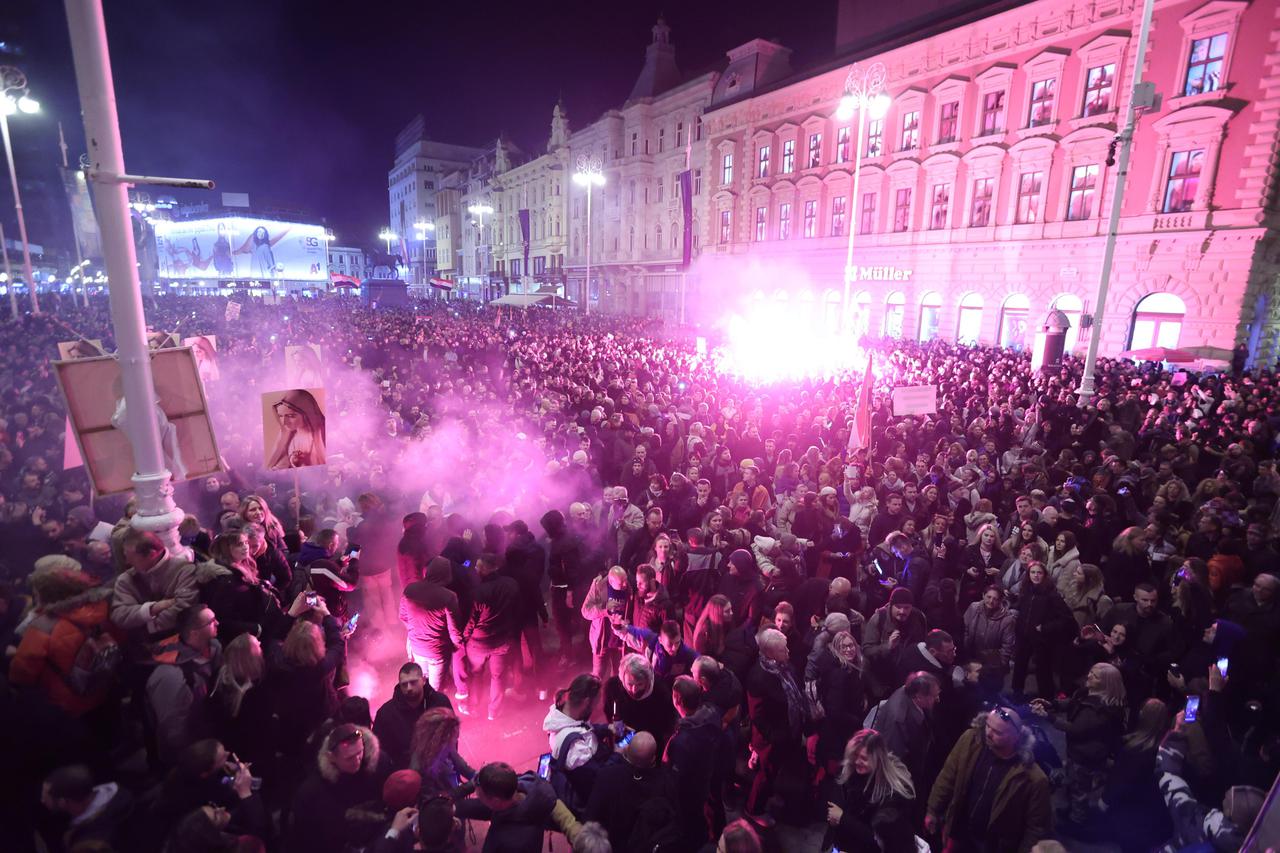 Zagreb: Prosvjednici protiv COVID potvrda na Trgu zapalili baklje