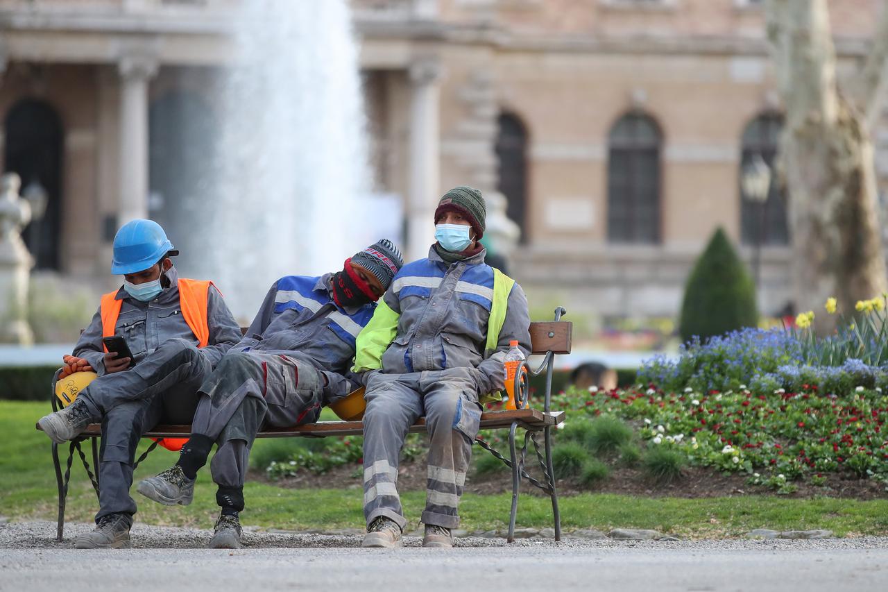 Zagreb: Radnici iskoristili pauzu za odmor i drijemanje na Zrinjevcu
