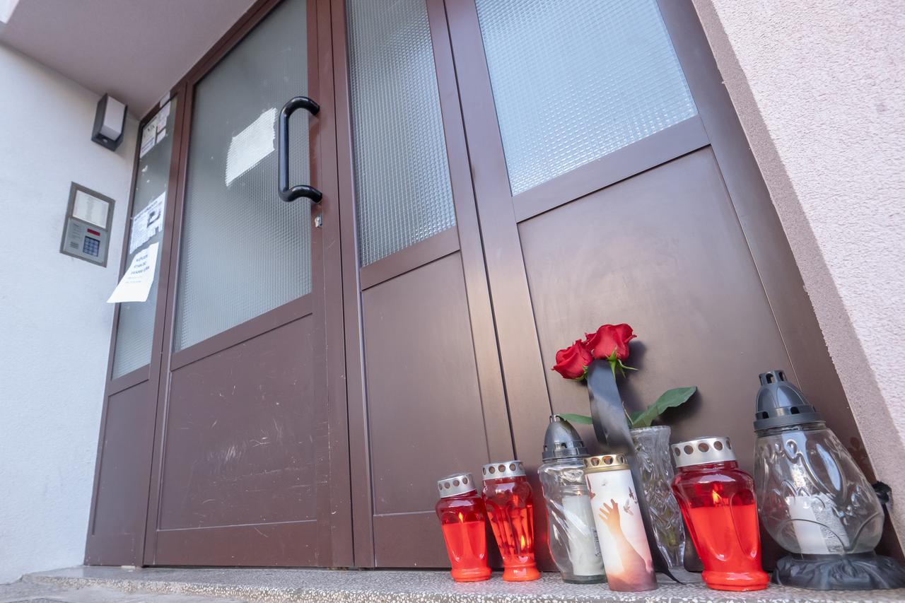 Zadar: Svijeće upaljene na ulazu u zgradu gdje je staricu usmrtio staford 