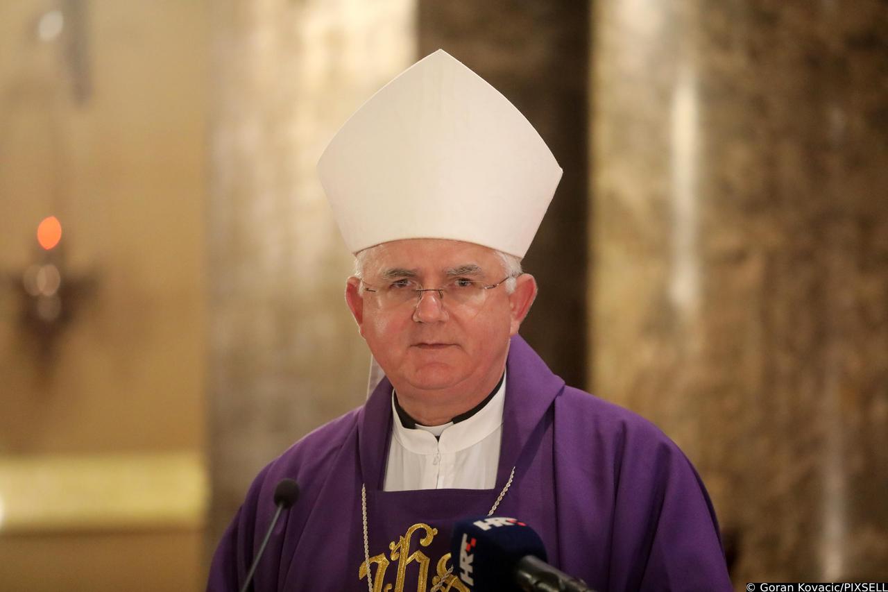 Nadbiskup riječki Mate Uzinić predvodio misu na dan Pepelnice u katedrali Svetog Vida