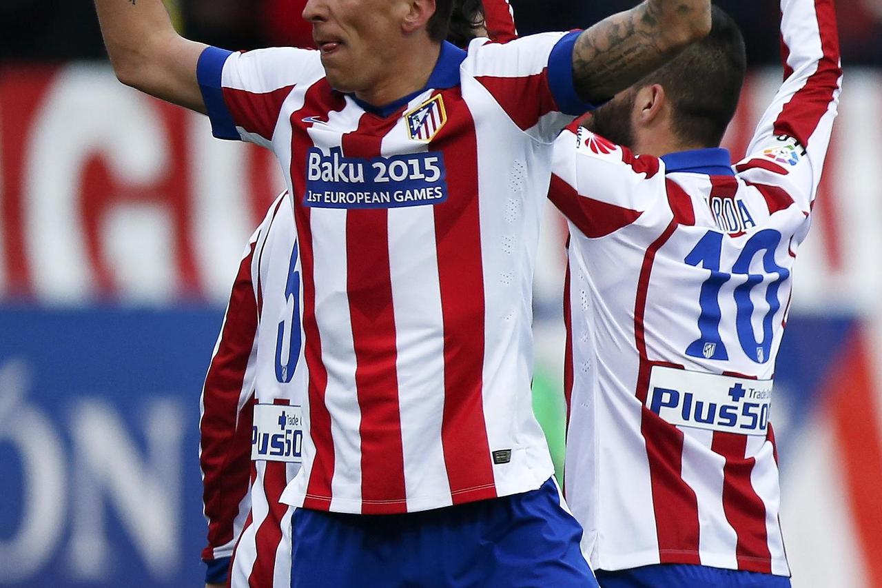 Atletico Madrid's Mario Mandzukic celebrates after scoring a goal against Real Madrid during their Spanish first division soccer match at the Vicente Calderon stadium in Madrid, February 7, 2015.      REUTERS/Juan Medina (SPAIN  - Tags: SPORT SOCCER)