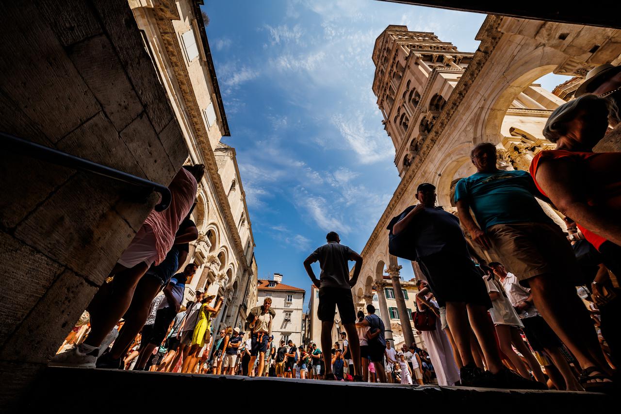Brojni turisti u razgledavanju grada Splita
