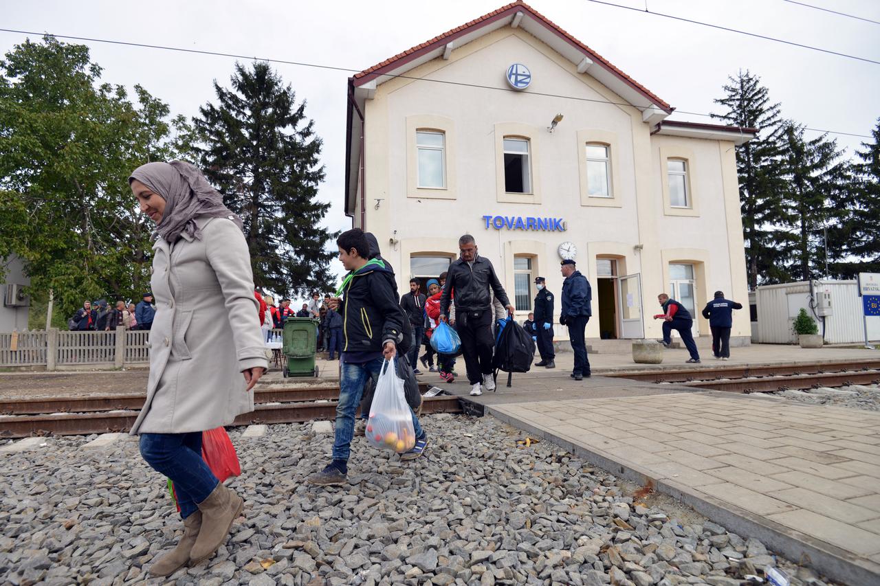 30.09.2015. Tovarnik - U 12:56 krenuo je 35. izvanredni vlak s izbjeglicama iz Tovarnika u Botovo. Photo: Marko Jurinec/PIXSELL
