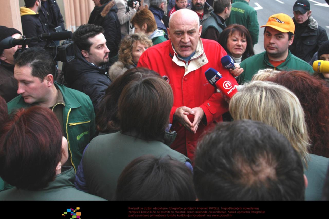 \'05.02.2010., Bjelovar - Slucaj Pevec, Zeljko Klaus (crvena jakna) sindikalni predstavnik dijela Pevecovih radnika, okupljenima se obratio ispred Trgovackog suda na kojemu je proglasen stecaj za Peve