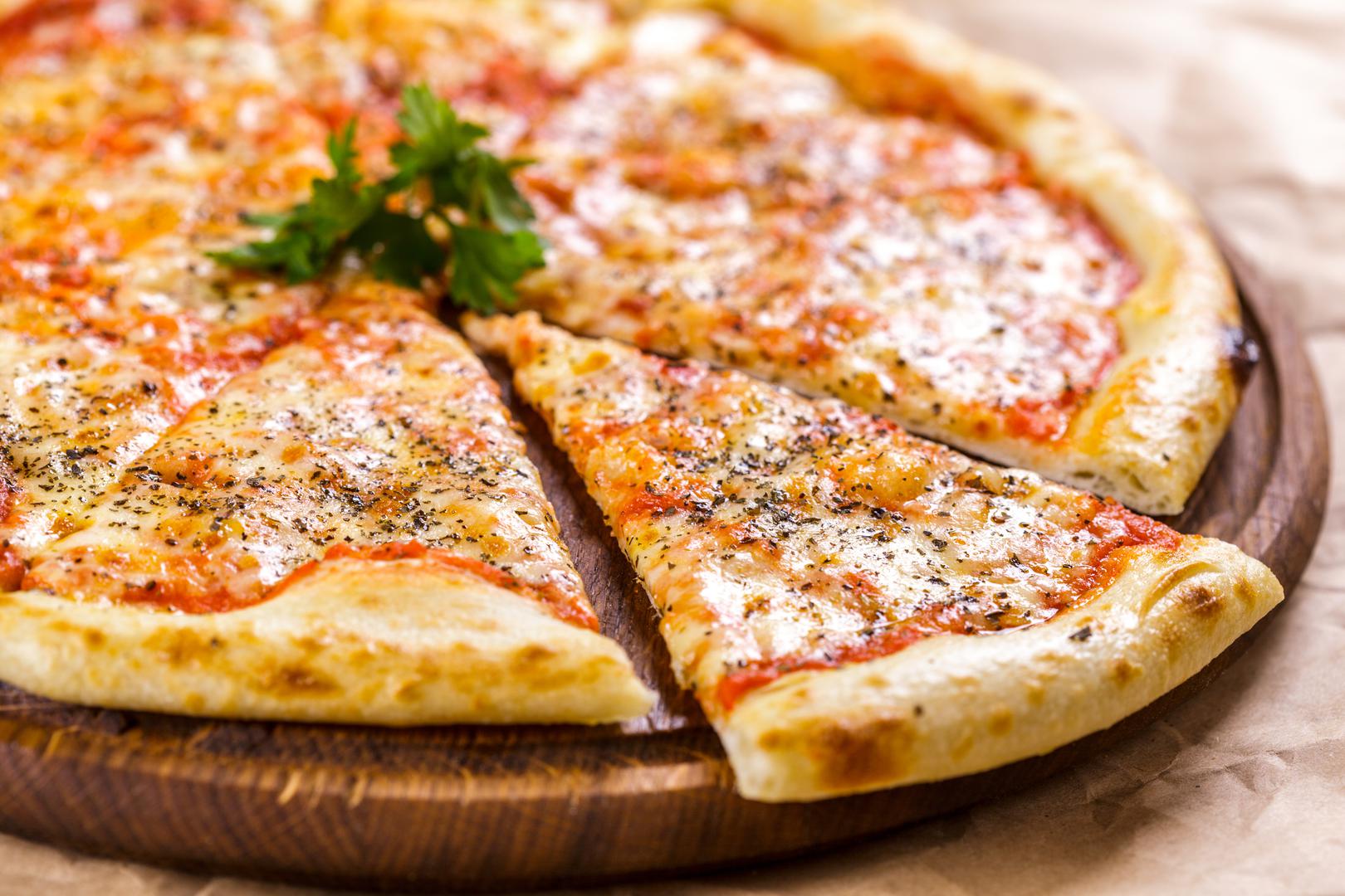 Pizza: Loše vijesti za ljubitelje pizze - kasnonoćni komad pizze je užasna ideja ako imate problema sa spavanjem. Stručnjak za medicinu spavanja dr. Ruchir Patel rekao je da umak od rajčice može biti okidač refluksa kiseline na isti način na koji to može učiniti začinjena hrana. Zapravo, sva hrana napravljena s rajčicama mogla bi vas držati budnima noću. I ne samo to, neki dodaci za pizzu, poput feferona, sadrže puno natrija i zasićenih masti, kojima treba dugo vremena da se probave i stoga mogu uzrokovati probleme sa spavanjem. Dr. Patel preporučuje izbjegavanje pizze  do tri sata prije spavanja.