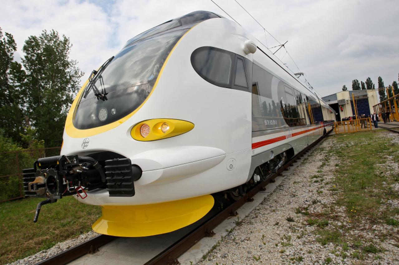 '17.05.2011., Zagreb, - Tvrtka Koncar, Elektricna vozila predstavila je danas niskopodni elektromotorni vlak.Vlak je namijenjen regionalnom zeljeznickom putnickom prometu za brzine do 160 kilometara.P