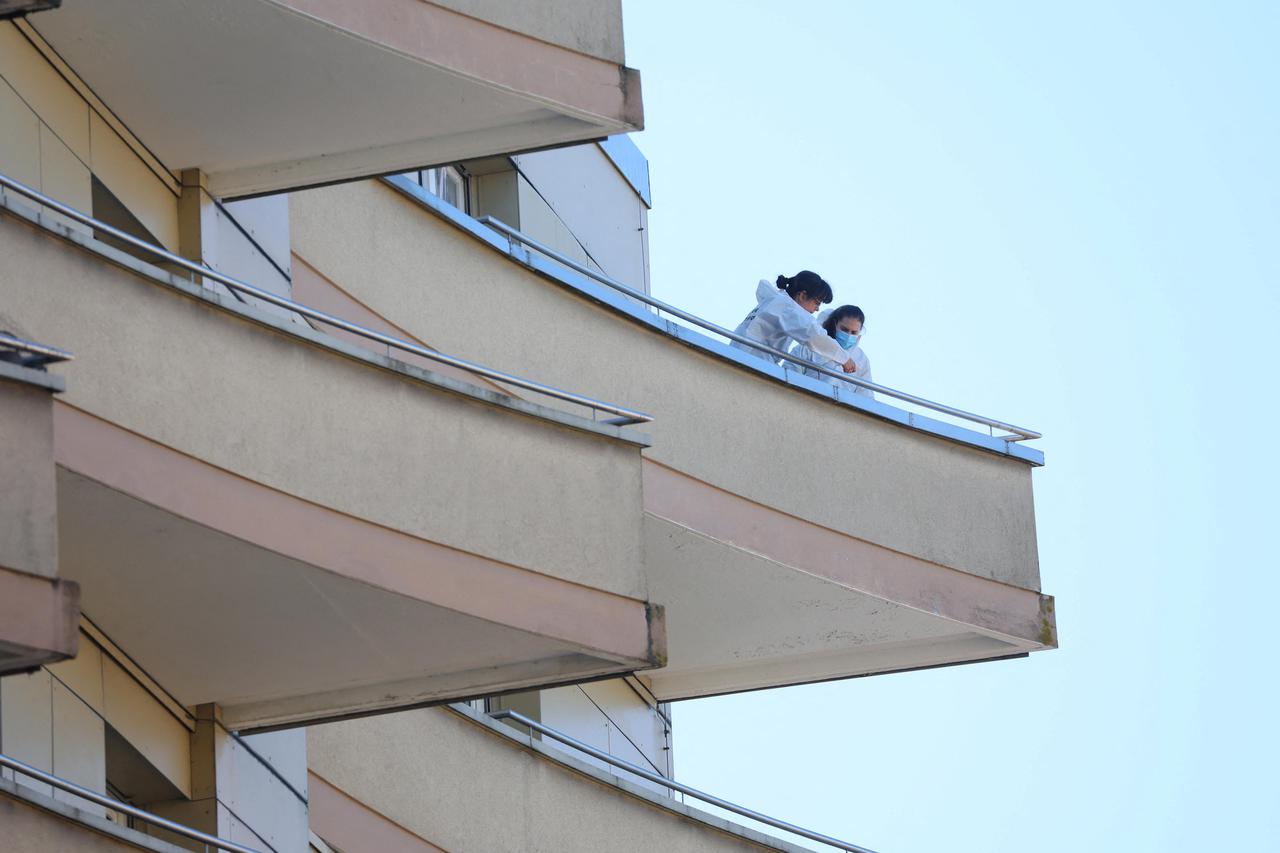 Police officers take samples on a balcony in Montreux