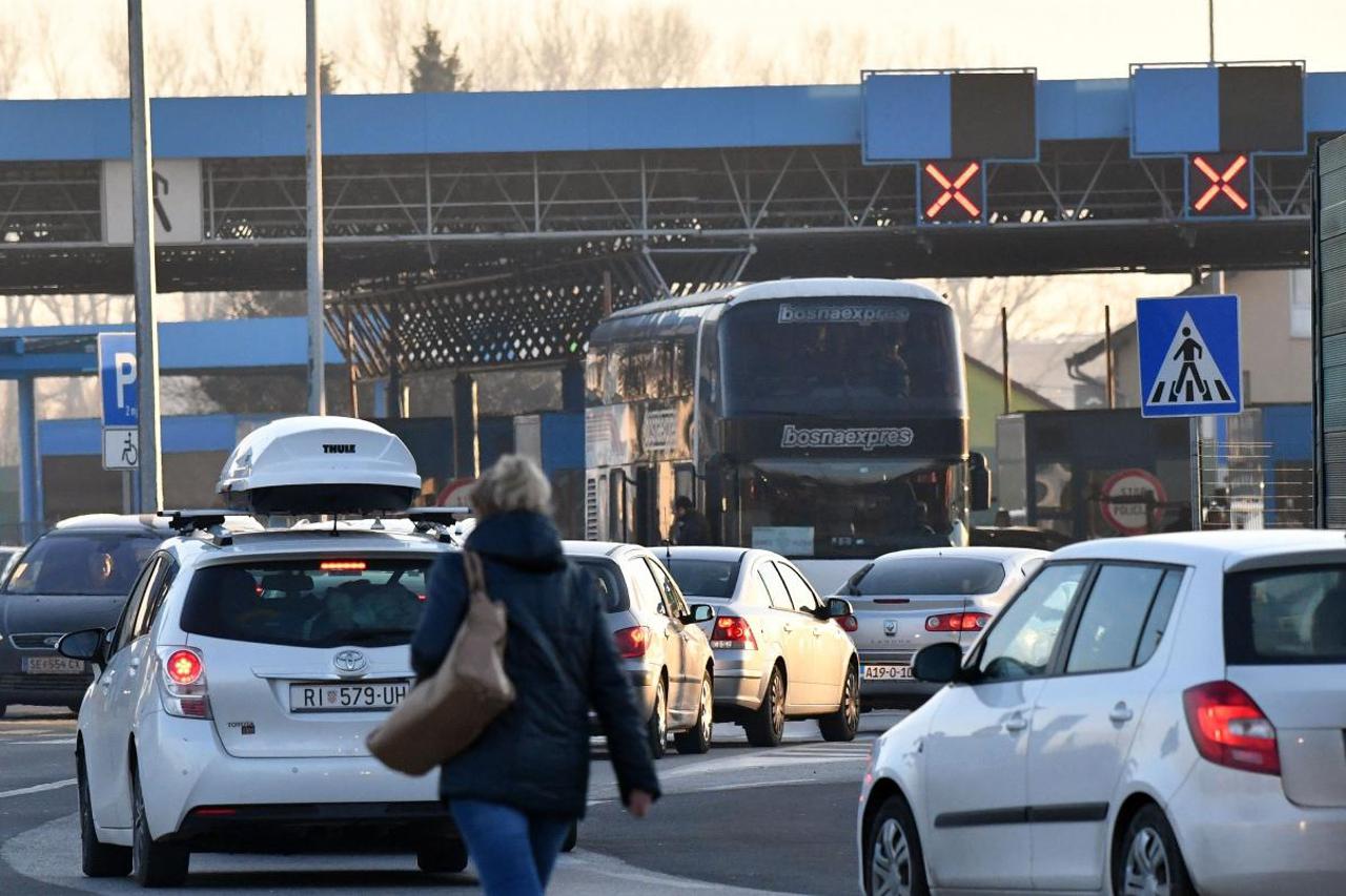 Slavonski Brod: Duge kolone vozila u oba smjera na graničnom prijelazu