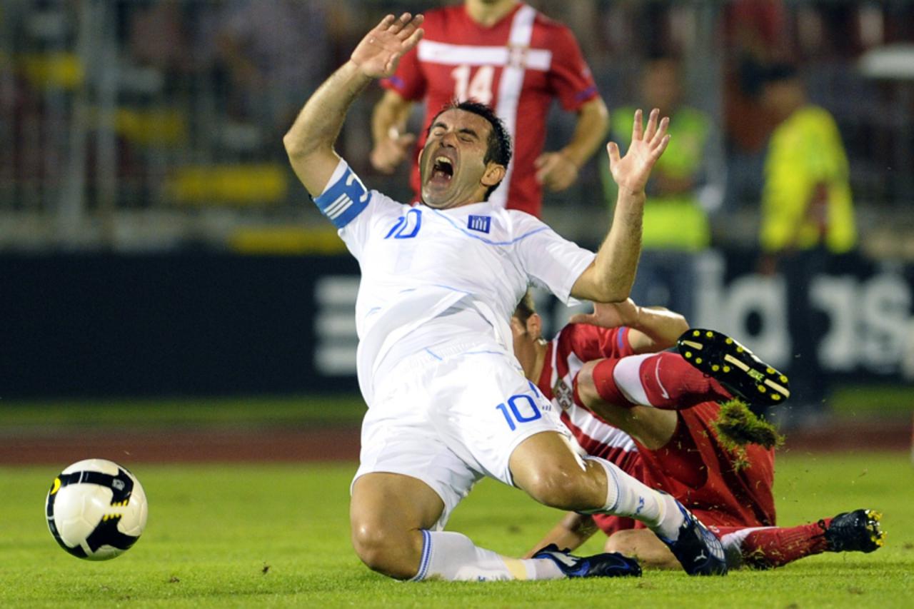 'Georgios Karagkounis of Greece (L) vies with Radosav Petrovic (R) of Serbia during their friendly football match in Belgrade on August 11, 2010.   AFP PHOTO / Andrej ISAKOVIC'