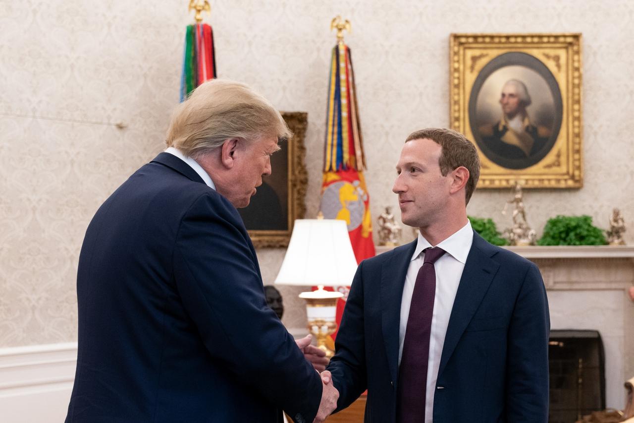 Le président Donald Trump reçoit Mark Zuckerberg dans le bureau ovale à la Maison Blanche à Washington