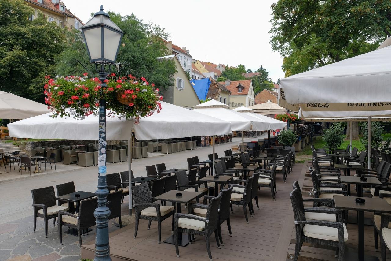 Prazne terase kafića u Zagrebu