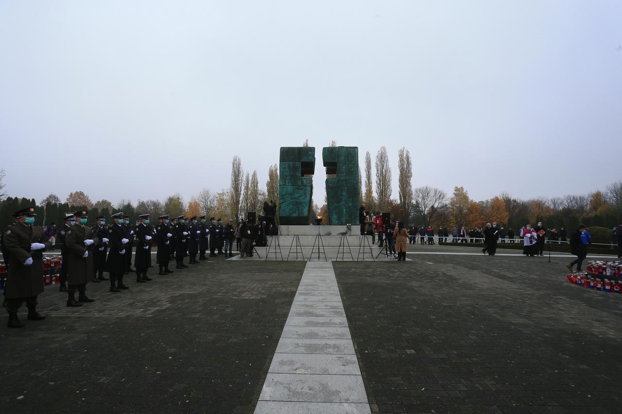 Vukovar: Položeni vijenci na Memorijalnom groblju zrtva iz Domovinskog rata