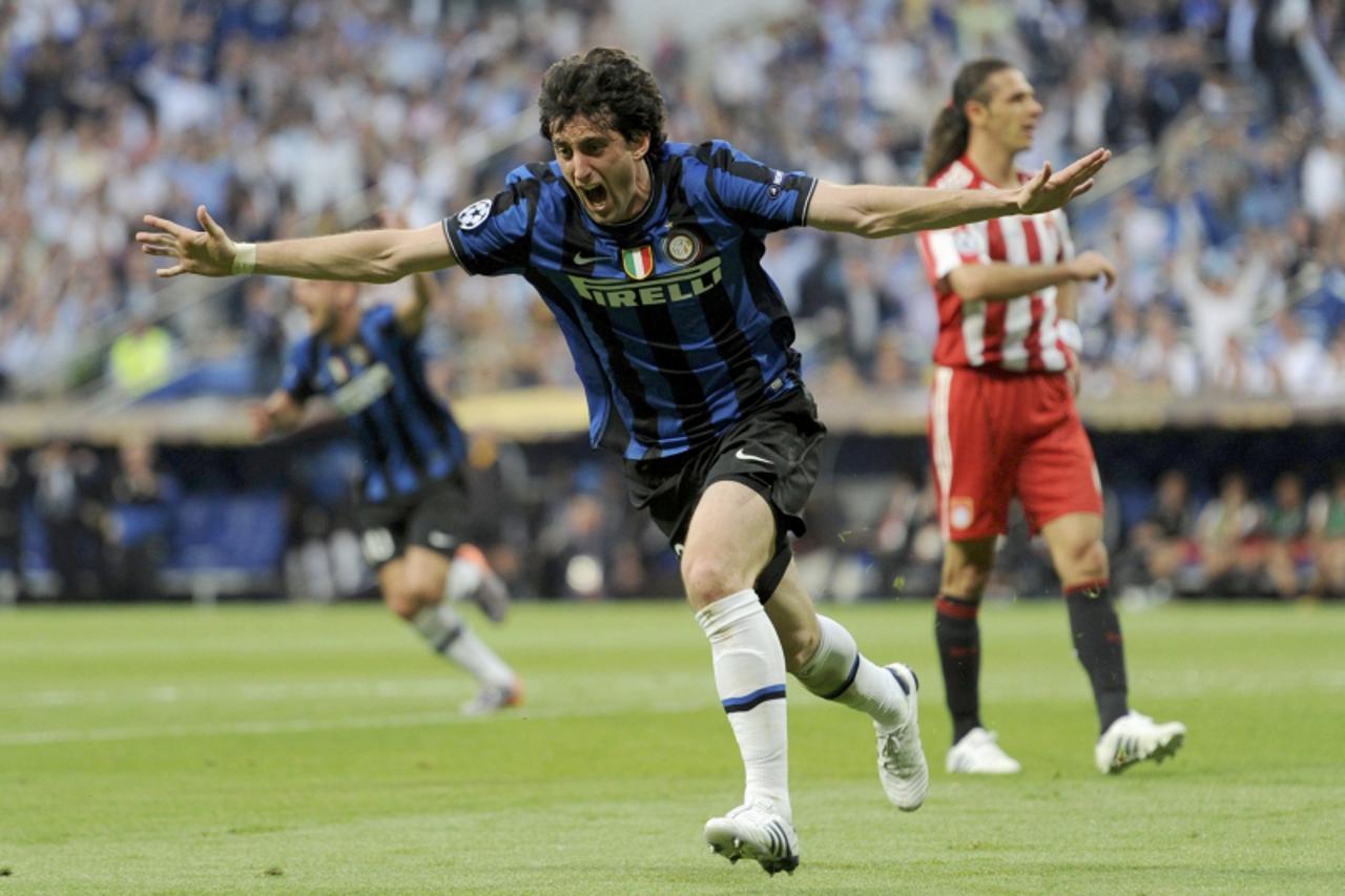 'Inter Milan\'s Diego Milito celebrates scoring against Bayern Munich during their Champions League final soccer match at the Santiago Bernabeu stadium in Madrid May 22, 2010.     REUTERS/Toby Melvill