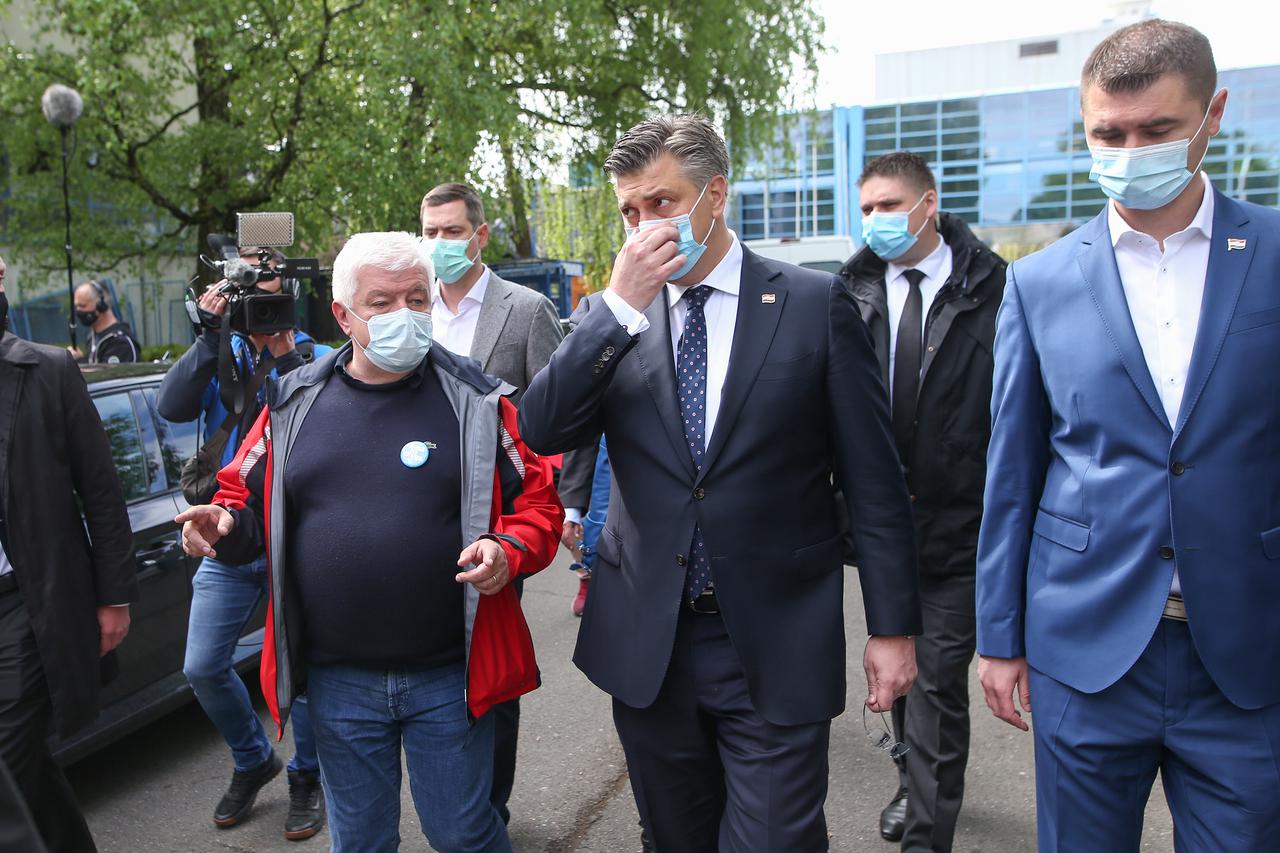 Zagreb: Andrej Plenković obišao paviljon na Velesajmu gdje se provodi masovno cijepljenje