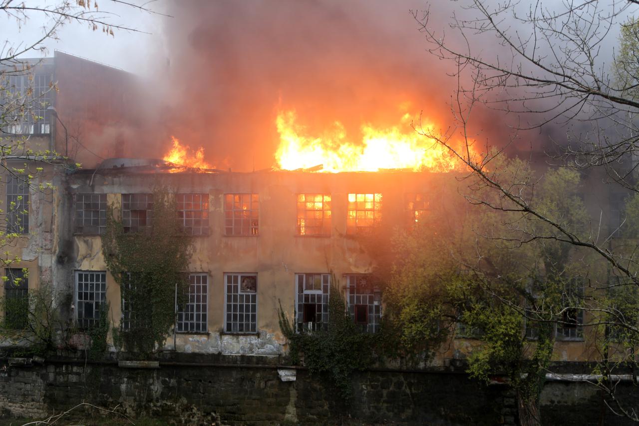 Požar u zgradi nekadašnje tvornice Pamučna industrija Duga Resa