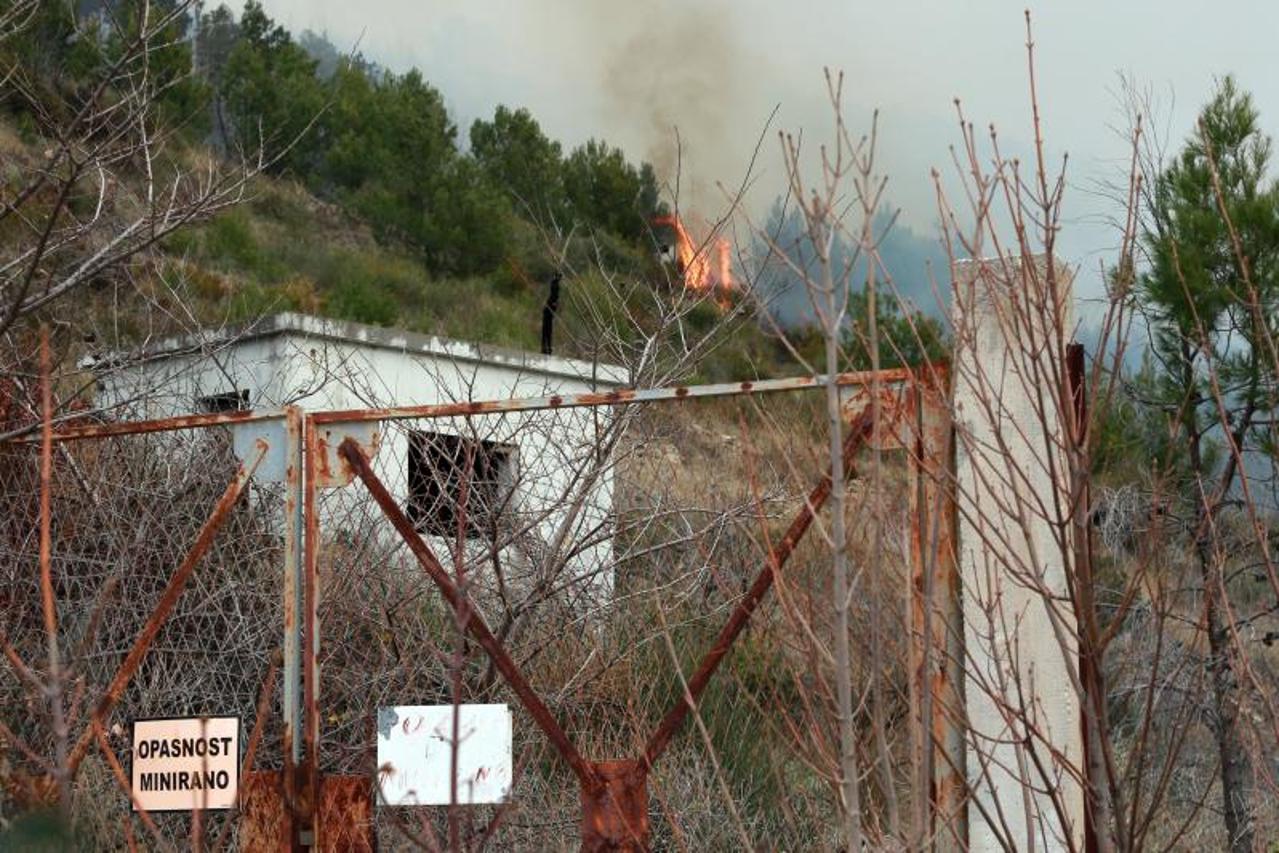 Split: Planuo požar na miniranom prostoru napuštene vojarne u Žrnovnici
