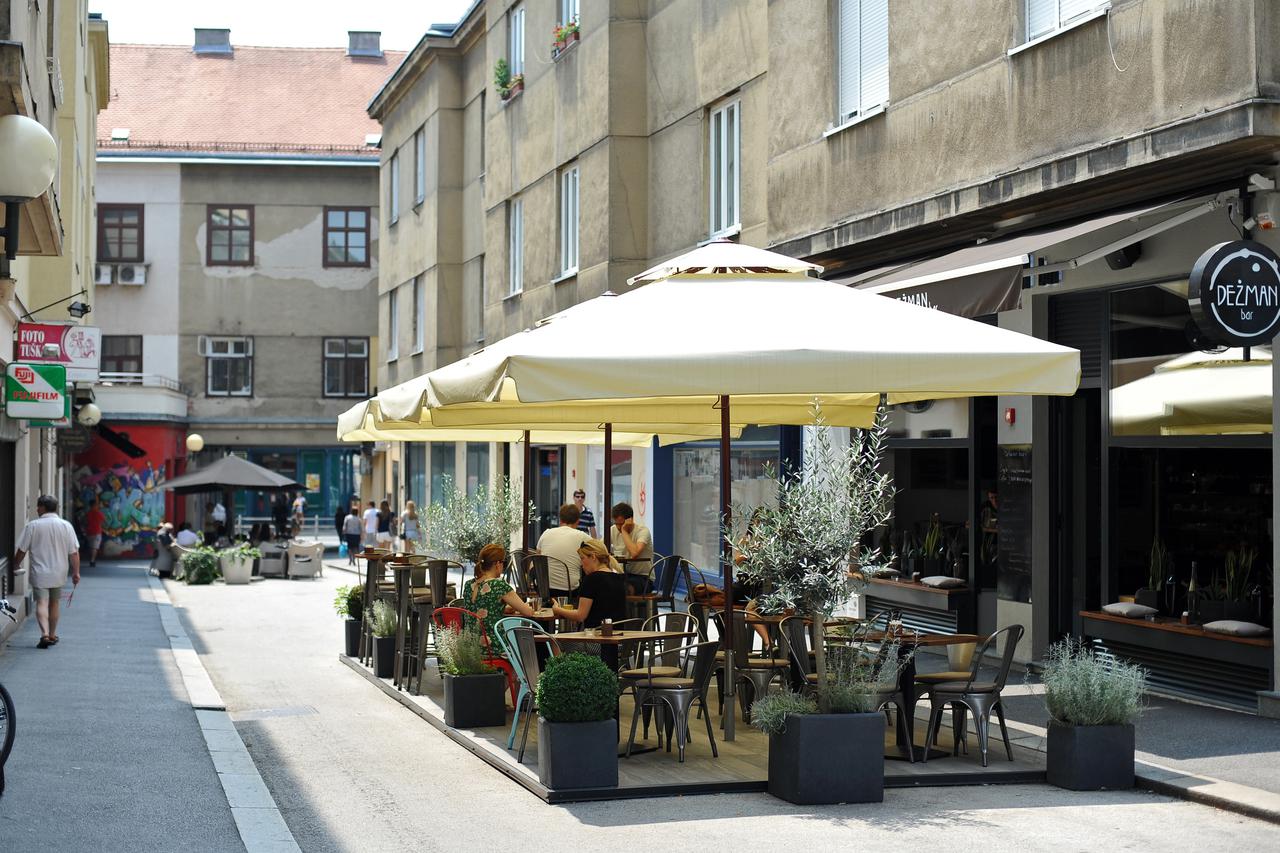 16.07.2015., Zagreb - Zahvaljujuci otvorenju novih lokala i kafica Dezmanov prolaz opet je postao pozeljno mjesto u gradu.  Photo: Nina Djurdjevic/PIXSELL