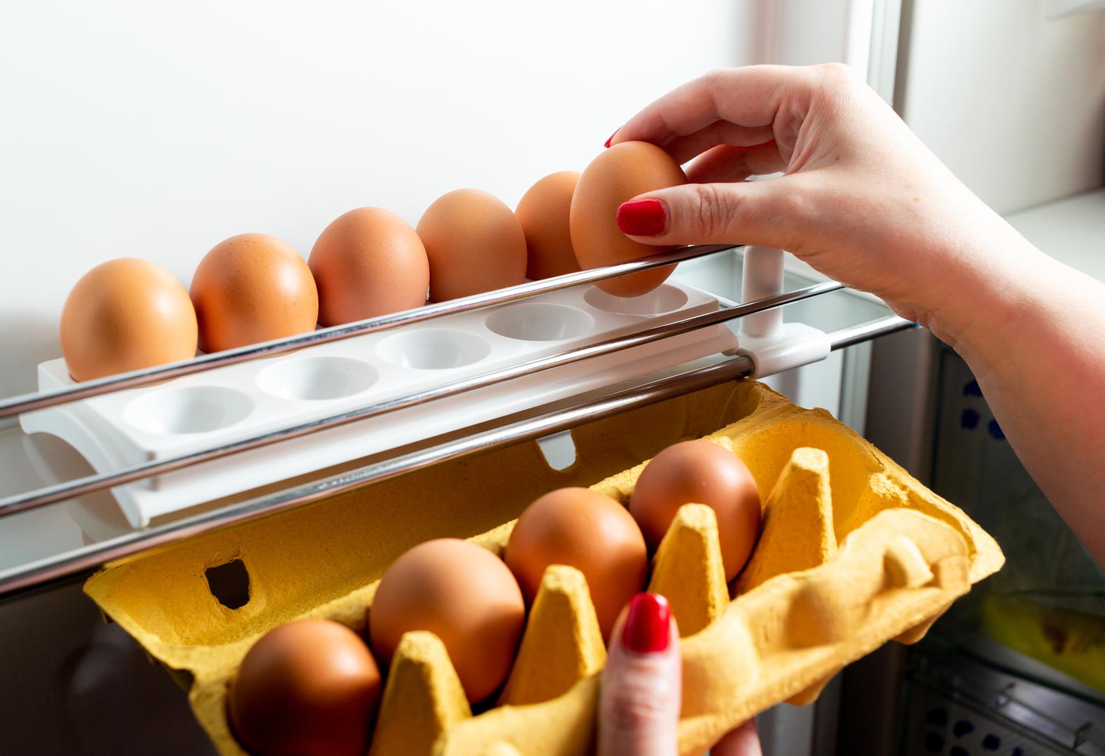‘Ako vam je teško kontrolirati svoju glad, uvijek biste trebali držati malo tvrdo kuhanih jaja u hladnjaku’, preporučuje Hall, ‘Svaki put kad ogladnite, a nije vrijeme za obrok, samo uzmite jaje ili dva i pojedite bjelanjke. Bjelanjci jedva da imaju kalorija, ali će vas zasititi’. Prema Ministarstvu poljoprivrede SAD-a, tvrdo kuhana jaja mogu se držati u hladnjaku do sedam dana, pod uvjetom da se ne ostavljaju na sobnoj temperaturi dulje od dva sata.