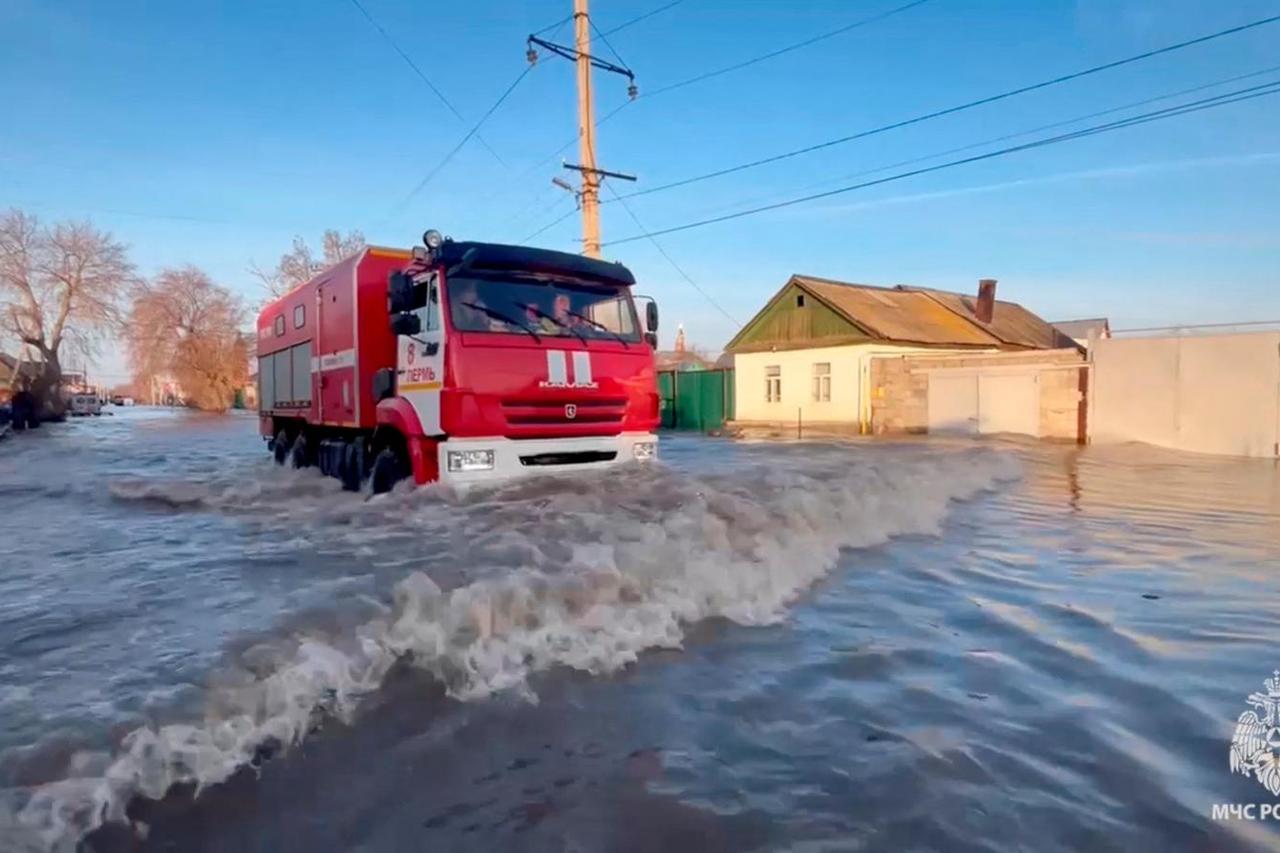 Avacuation from homes in flood-hit Orsk