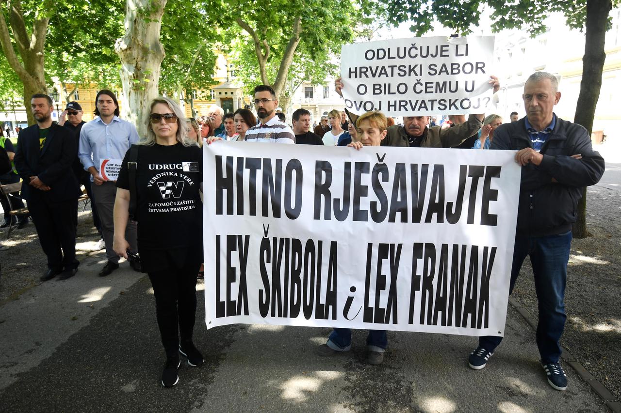 Zagreb: Prosvjed Građanske inicijative Pravda za CHF ispred Vrhovnog suda